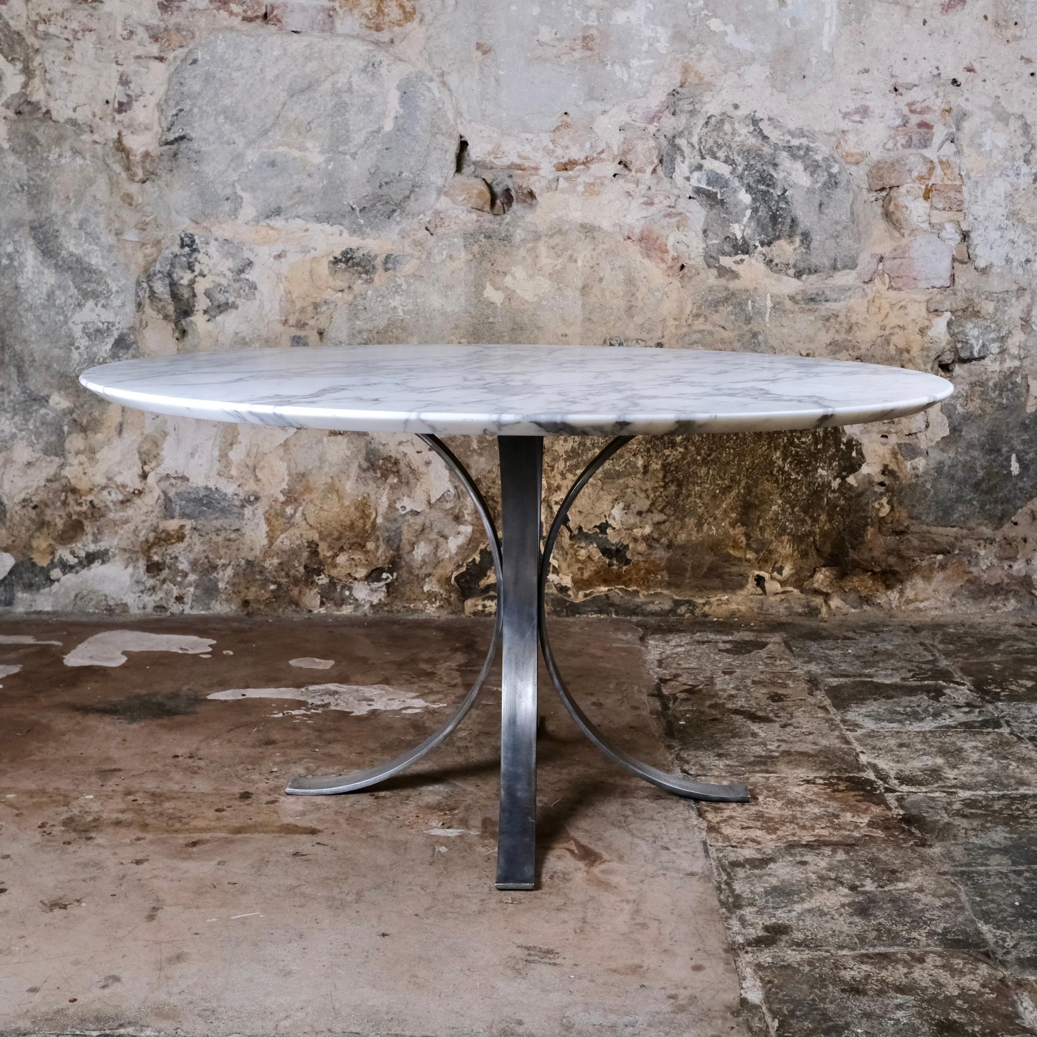 Gran mesa redonda de mármol de Carrara, fabricada en Italia, años 70 Italiano en venta