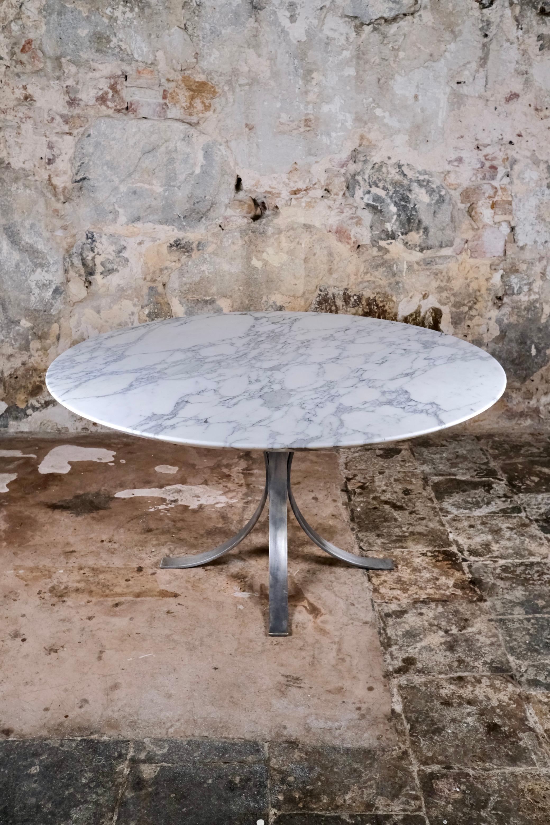 Gran mesa redonda de mármol de Carrara, fabricada en Italia, años 70 en Bueno estado para la venta en Lyon, FR