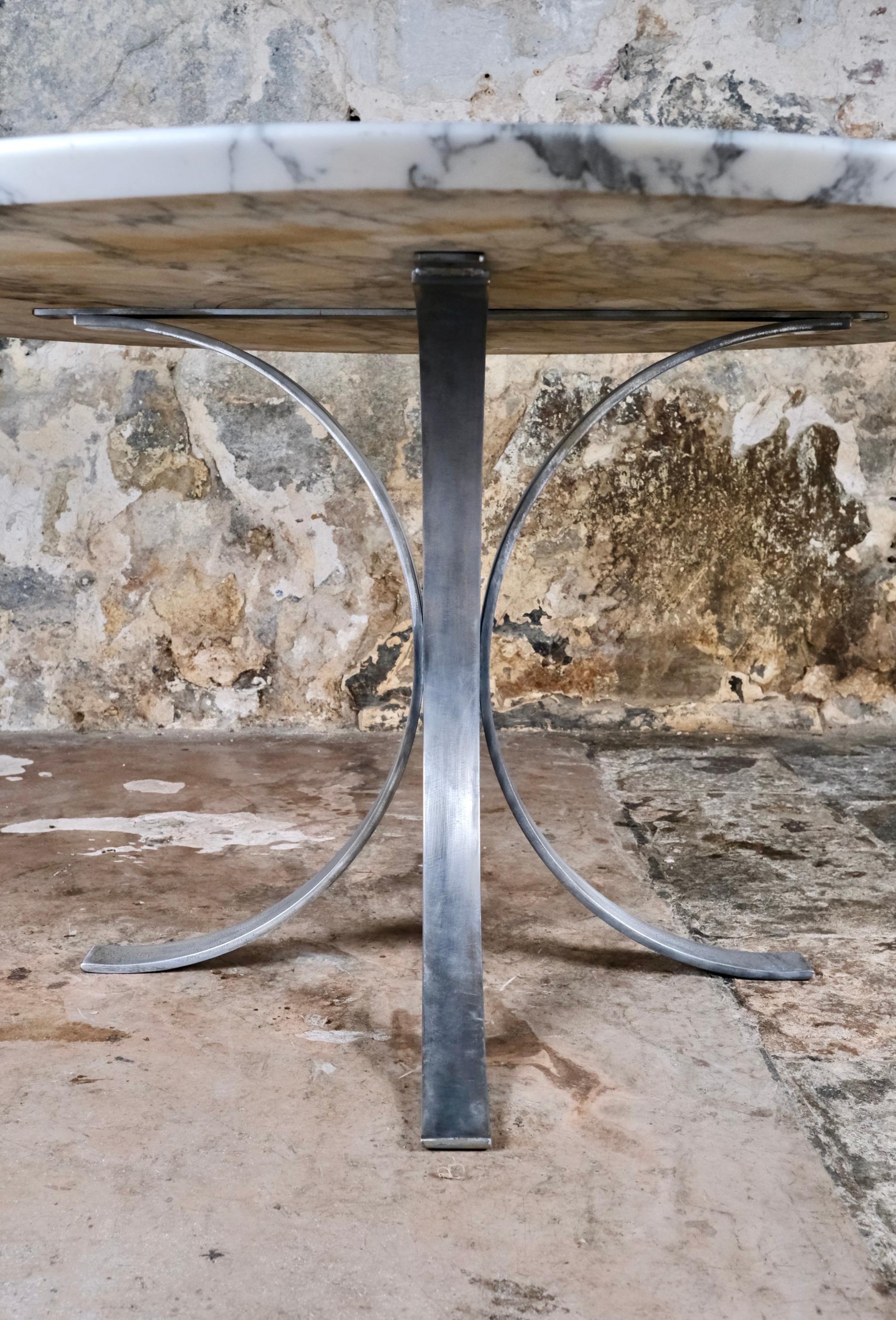 Gran mesa redonda de mármol de Carrara, fabricada en Italia, años 70 finales del siglo XX en venta