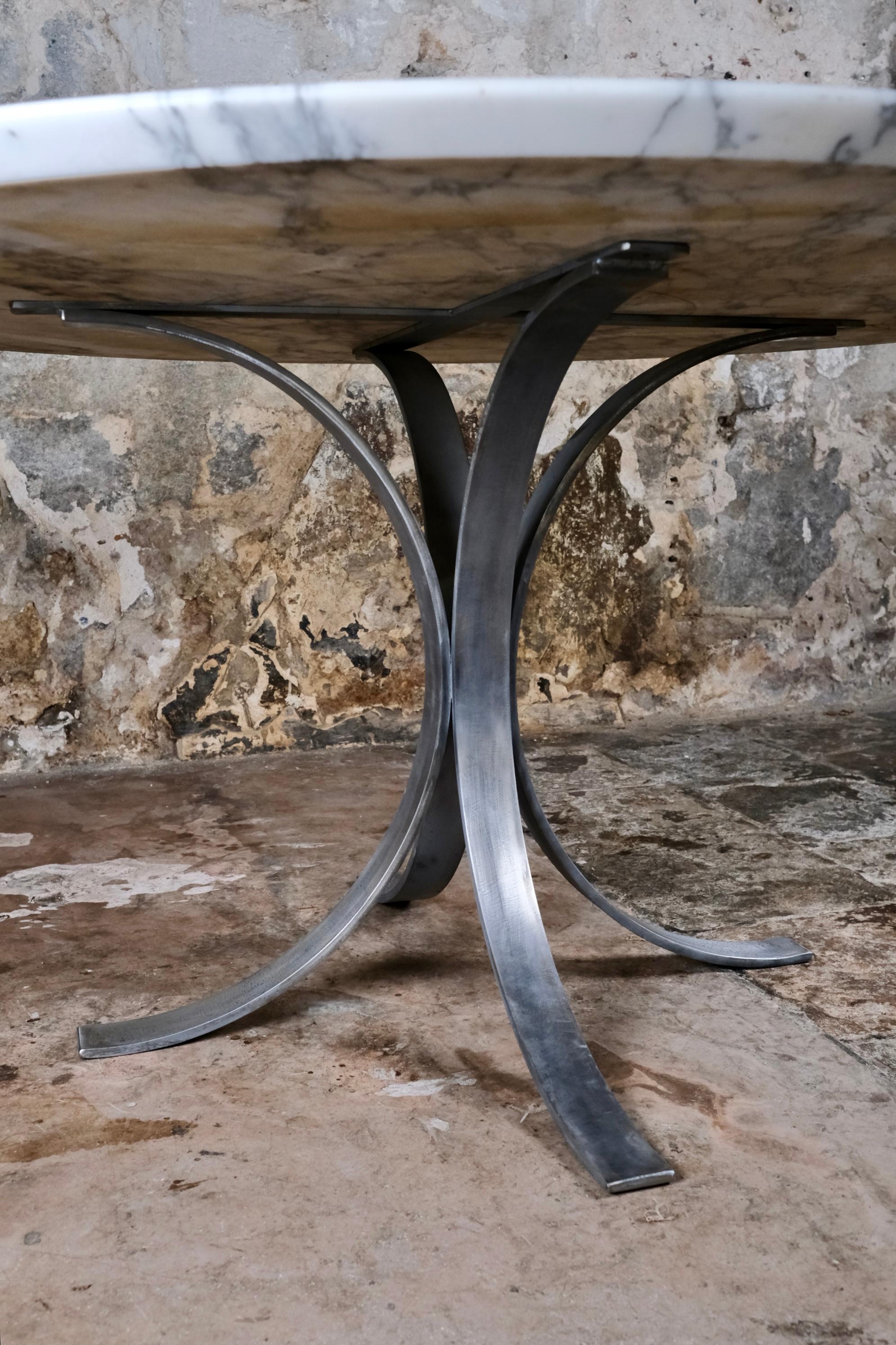 Gran mesa redonda de mármol de Carrara, fabricada en Italia, años 70 Metal en venta