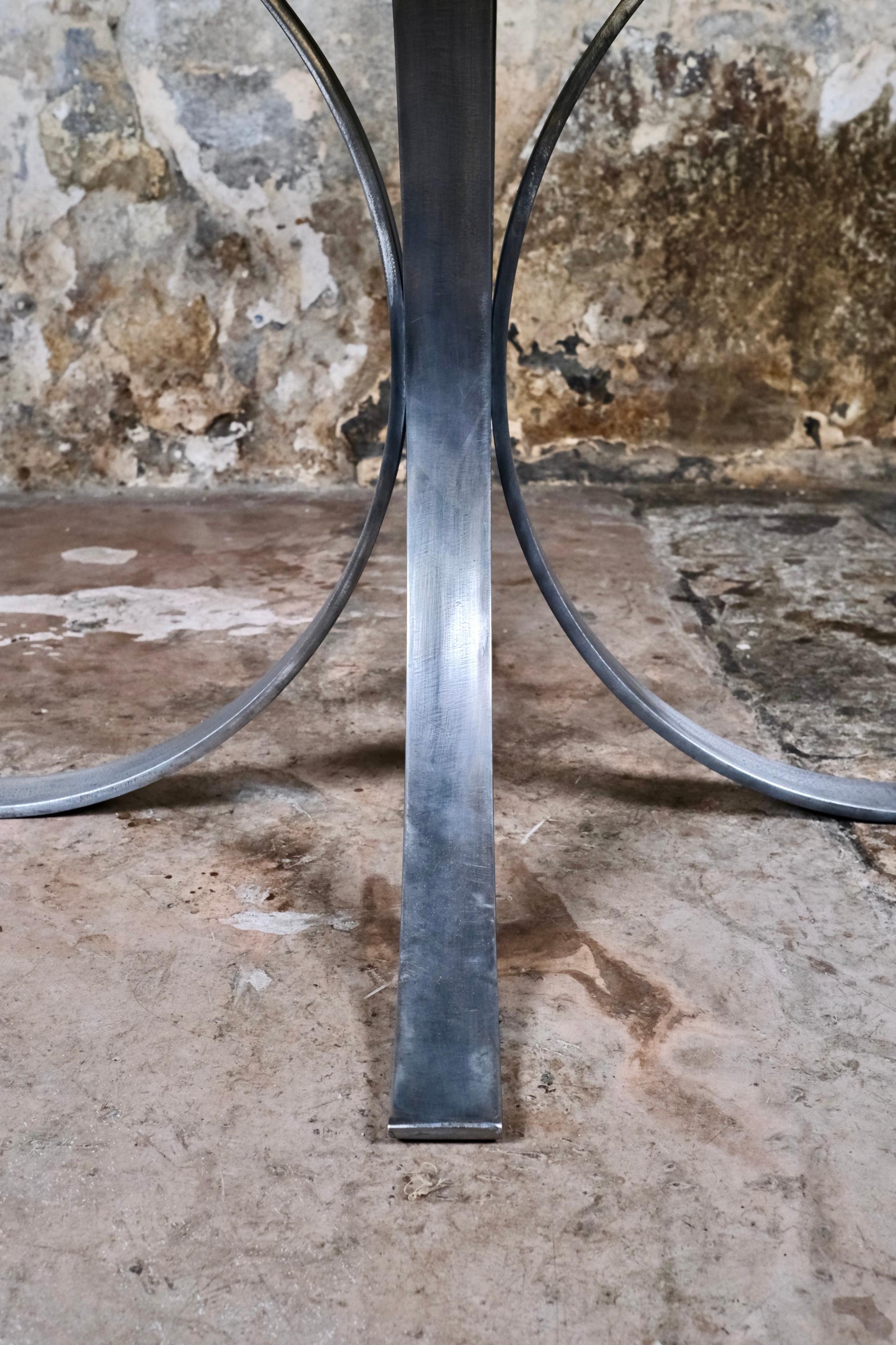 Gran mesa redonda de mármol de Carrara, fabricada en Italia, años 70 en venta 1