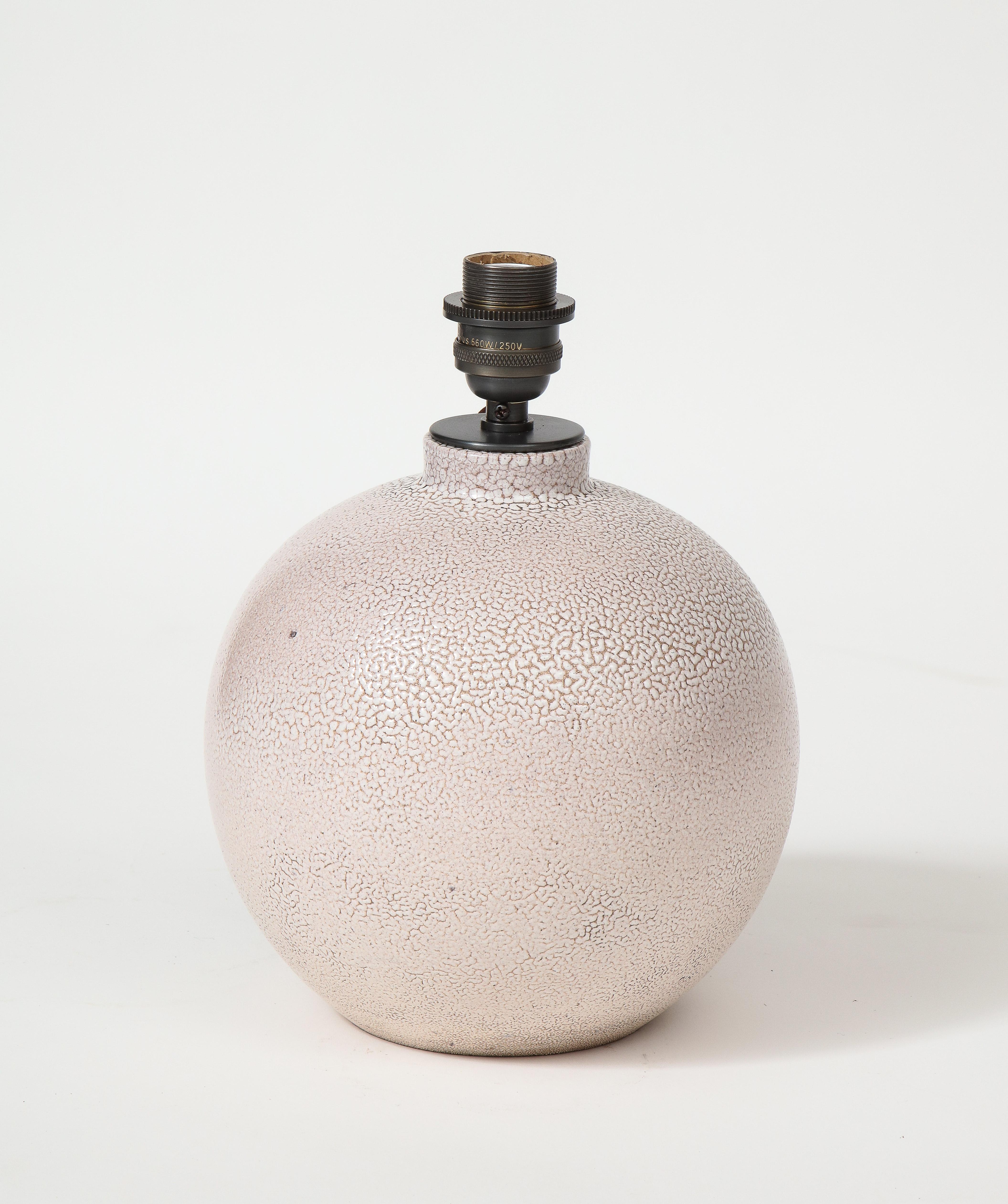 Milieu du XXe siècle Grande lampe ronde en céramique, France, vers 1930-40, signée : « G.A.M France » en vente
