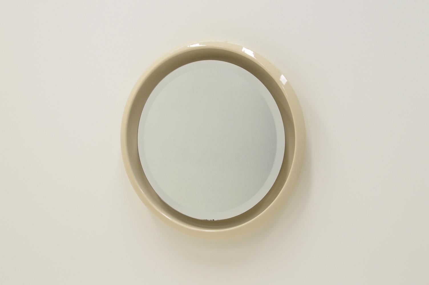 Large round ceramic mirror, 1960s. Thick ceramic frame in off white with floating mirror and light. The light shines thru the open space between the frame and mirror. The old round TL is replaced with an LED TL. This is an heivy mirror. Some loss on