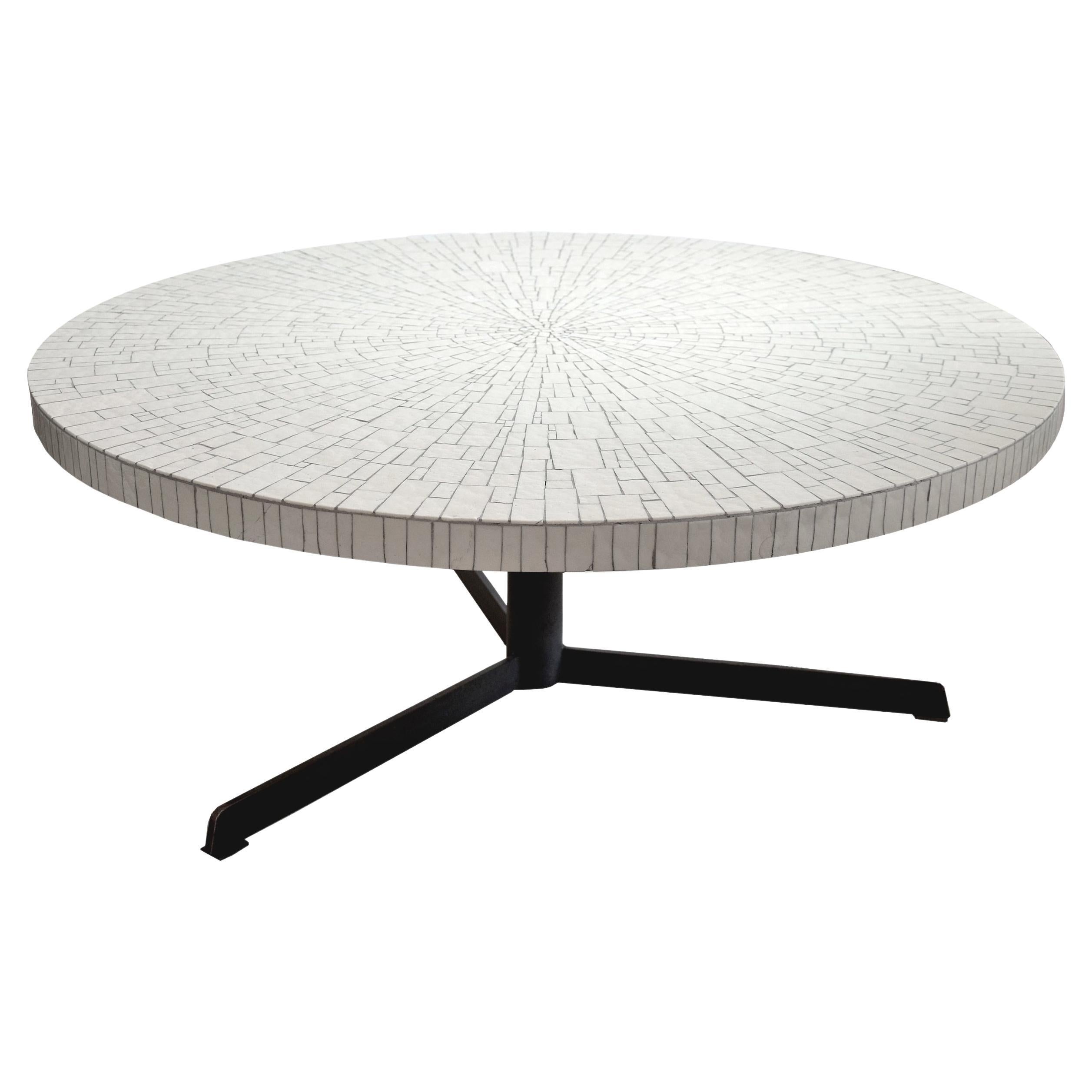 Large round coffee table attributed to L'Oeuf centre d'Etudes, France circa 1960 For Sale