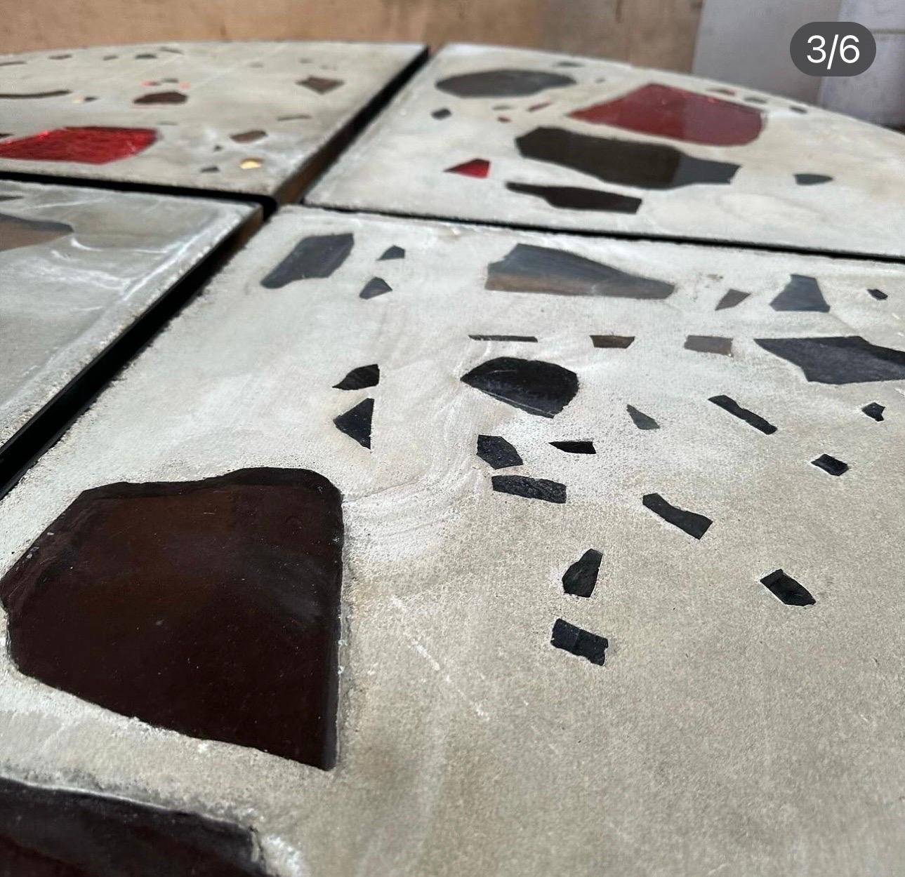 Français Grande table basse ronde en métal noir et béton en vente