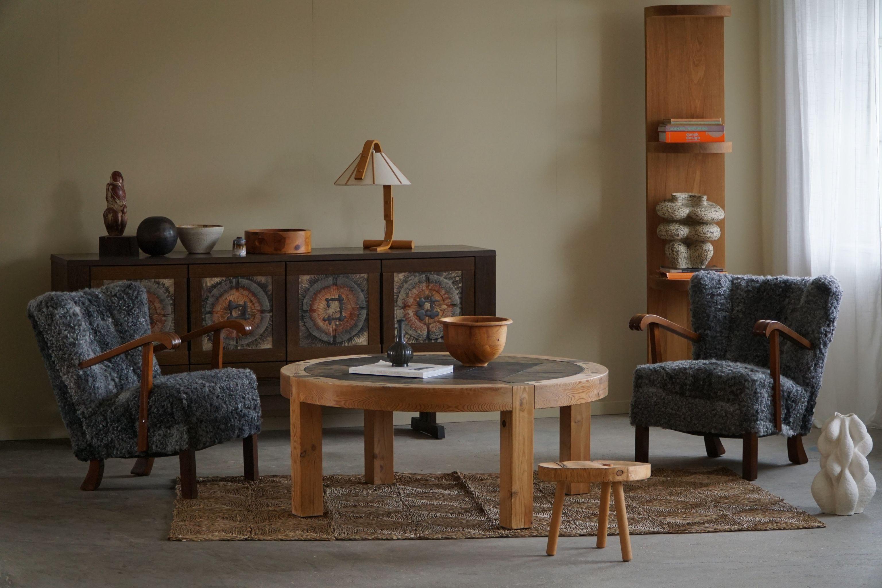 Très belle table basse / table de canapé brutaliste ronde en pin massif avec des carreaux de céramique faits à la main et des chevilles apparentes. Fabriqué au Danemark dans les années 1970 par Sallingboe. Conçu par Lisbeth Sallingboe.   

Cette