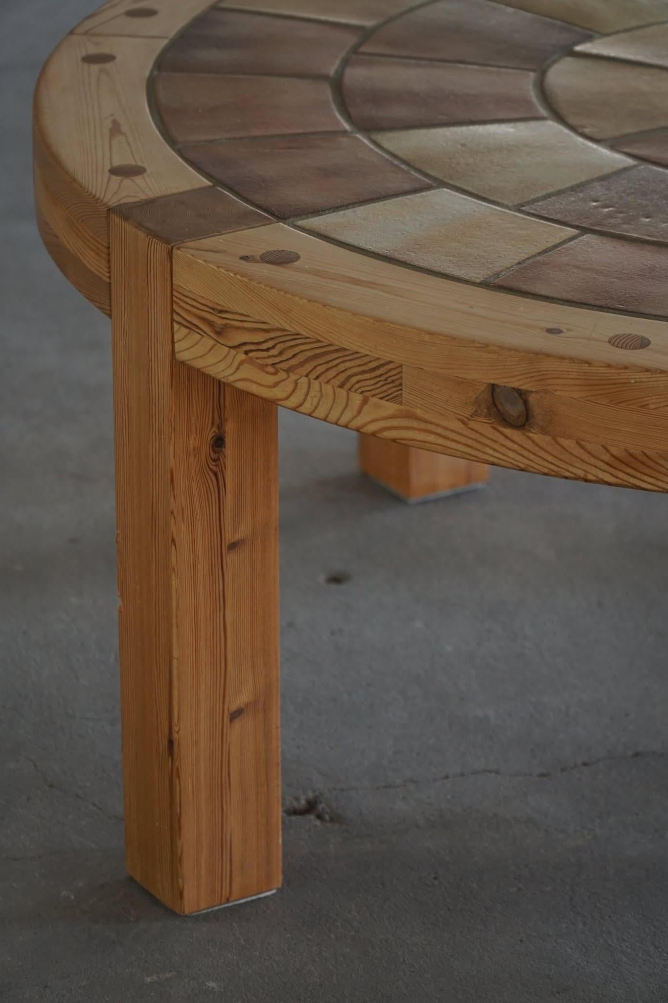 Grande table basse ronde en pin et céramique, design danois, années 1970, Sallingboe en vente 7