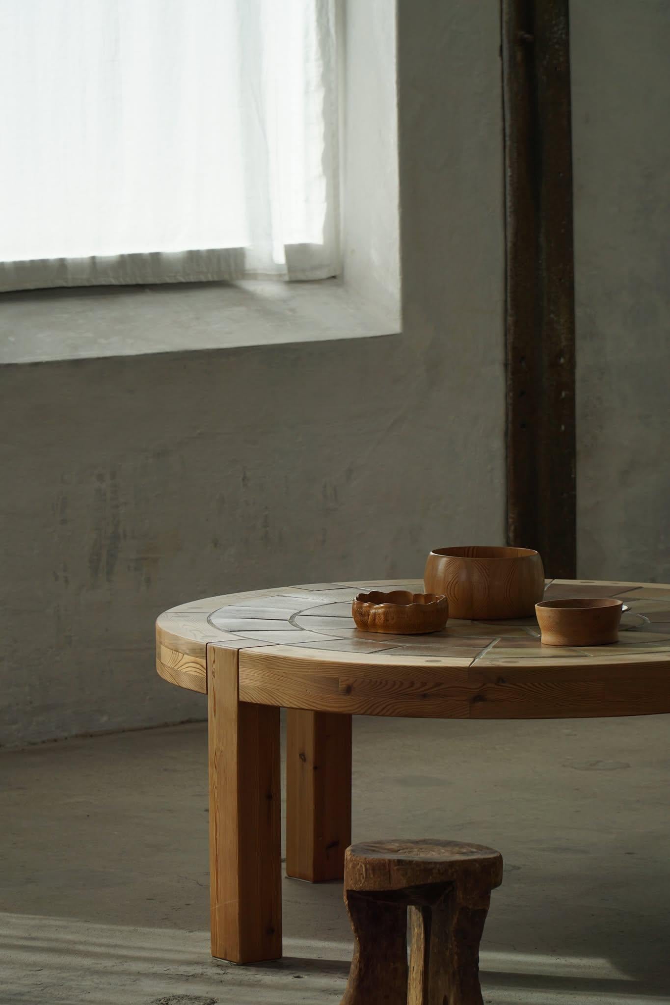 Grande table basse ronde en pin et céramique, design danois, années 1970, Sallingboe Bon état - En vente à Odense, DK