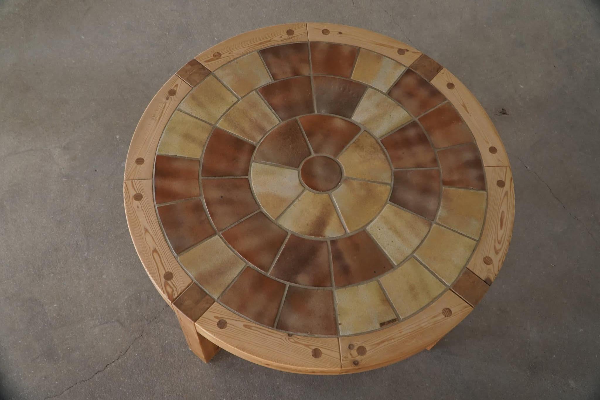 Grande table basse ronde en pin et céramique, design danois, années 1970, Sallingboe en vente 1