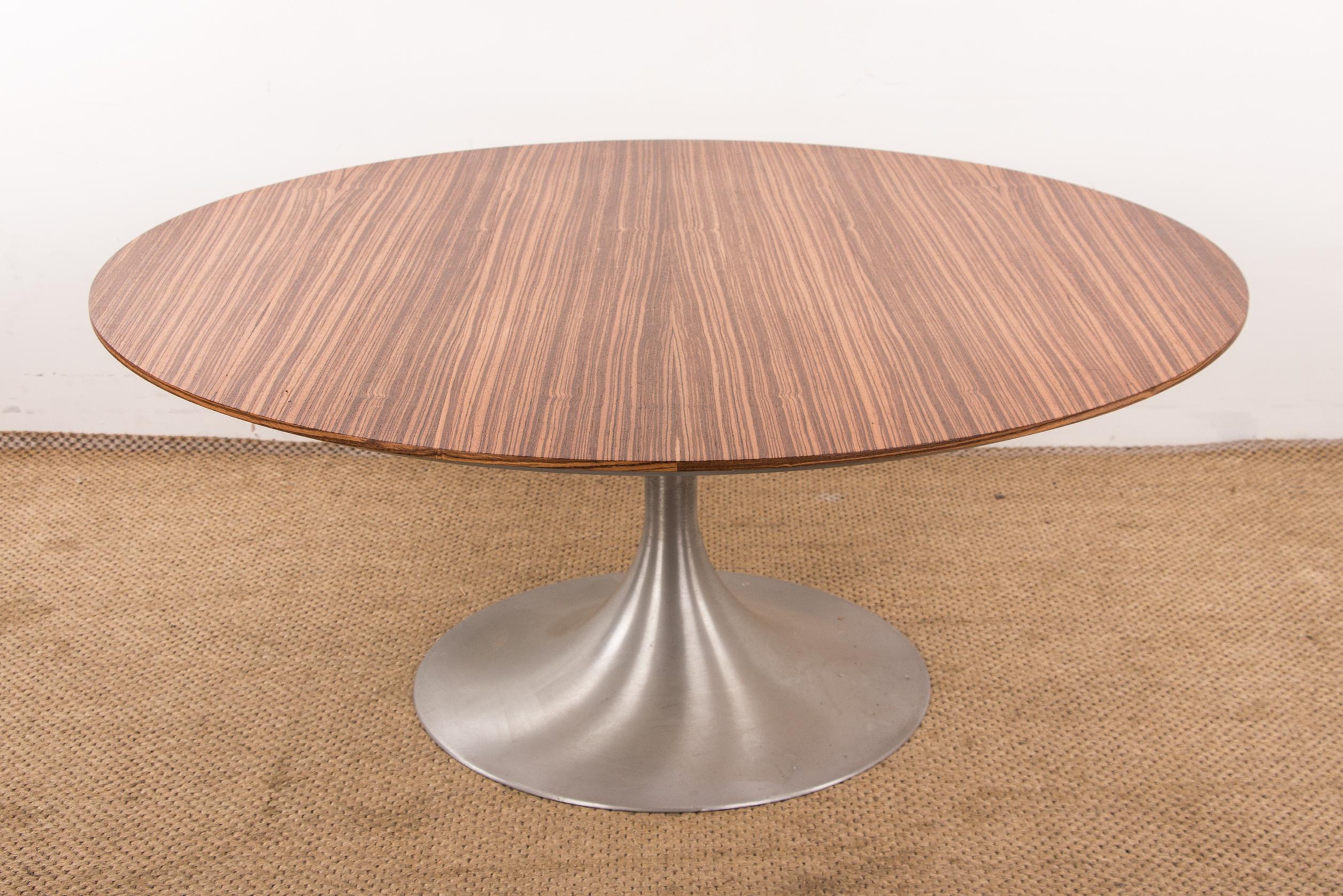Superbe table basse dans le style de Pierre Paulin ou Eero Saarinen. 
Avec sa base Tulip et son plateau en bois rare, il offre un design très sobre et élégant. 
Le bord du plateau est légèrement incurvé vers l'intérieur et de couleur argentée.