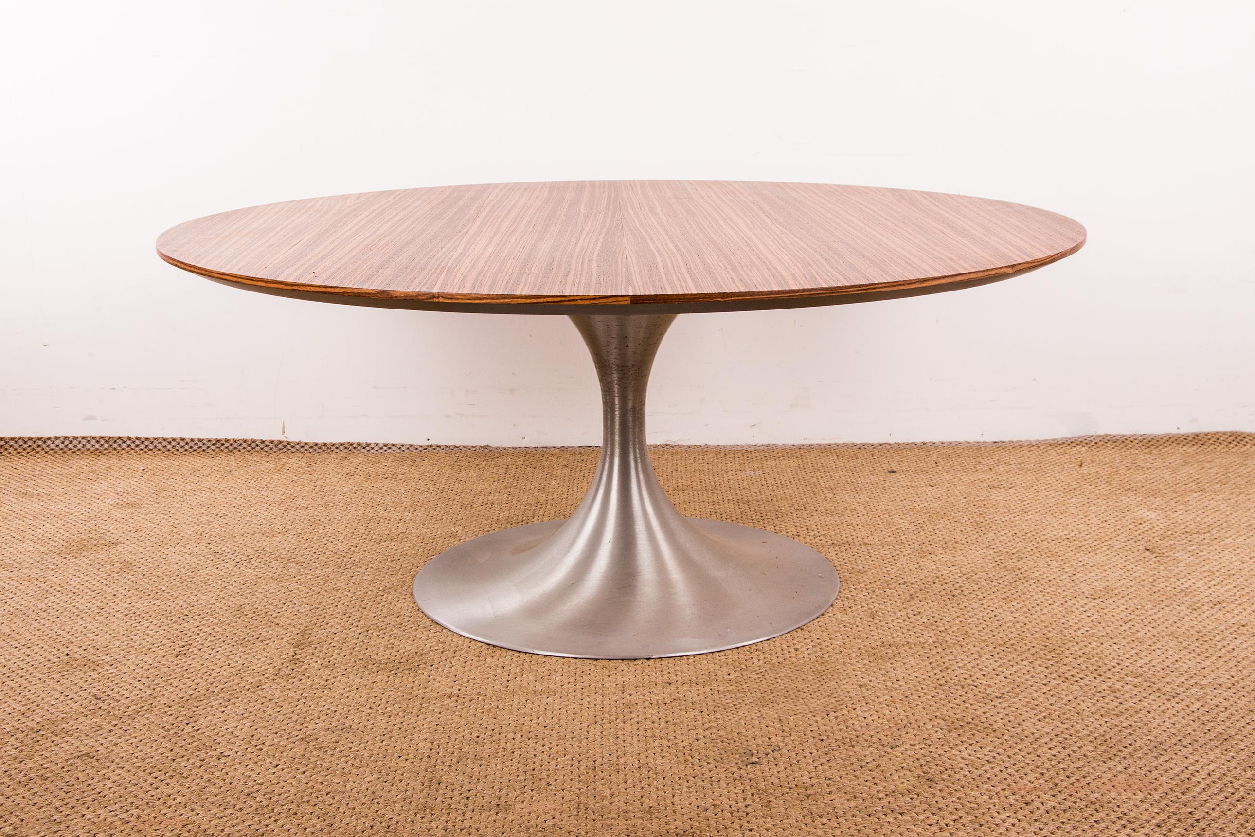 Scandinave moderne Grande table basse ronde avec pied Tulip en aluminium brossé et Zebrano 1960. en vente