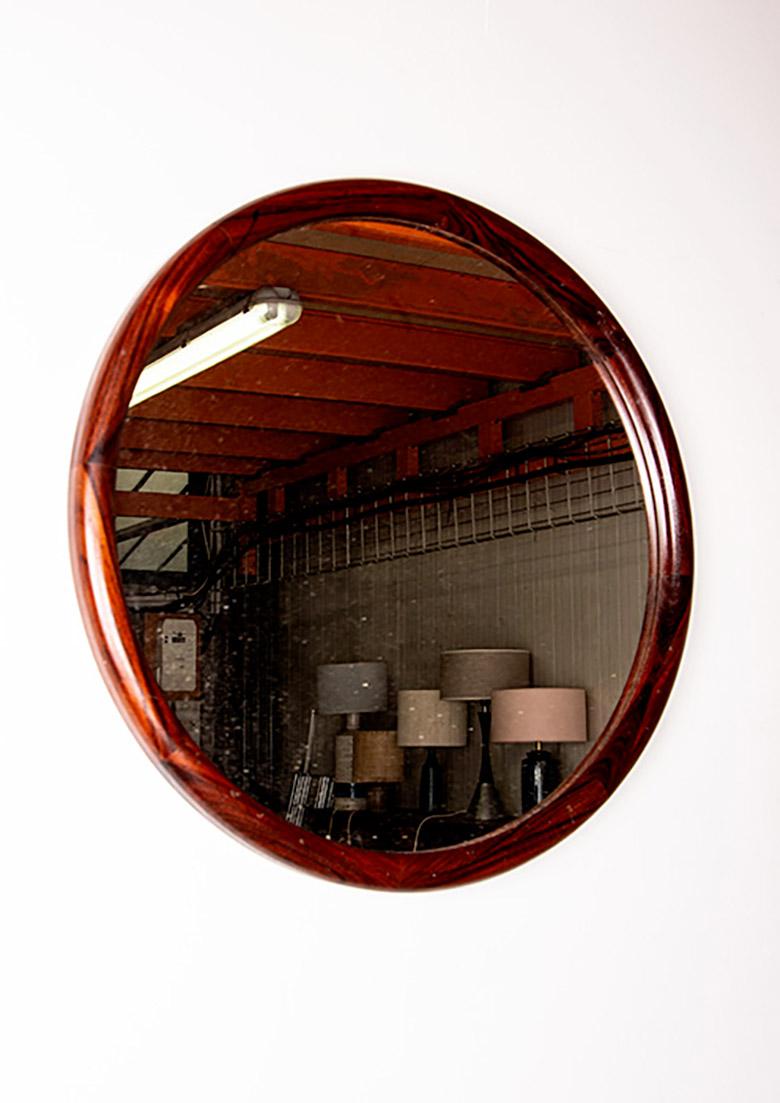 Elegante specchio scandinavo. Una cornice arrotondata circonda lo specchio, conferendogli un design elegante. Ideale per l'ingresso, il soggiorno, il bagno, ecc. Lavorazione di alta qualità.

Designer: Danese.
Produttore: Vildbjerg