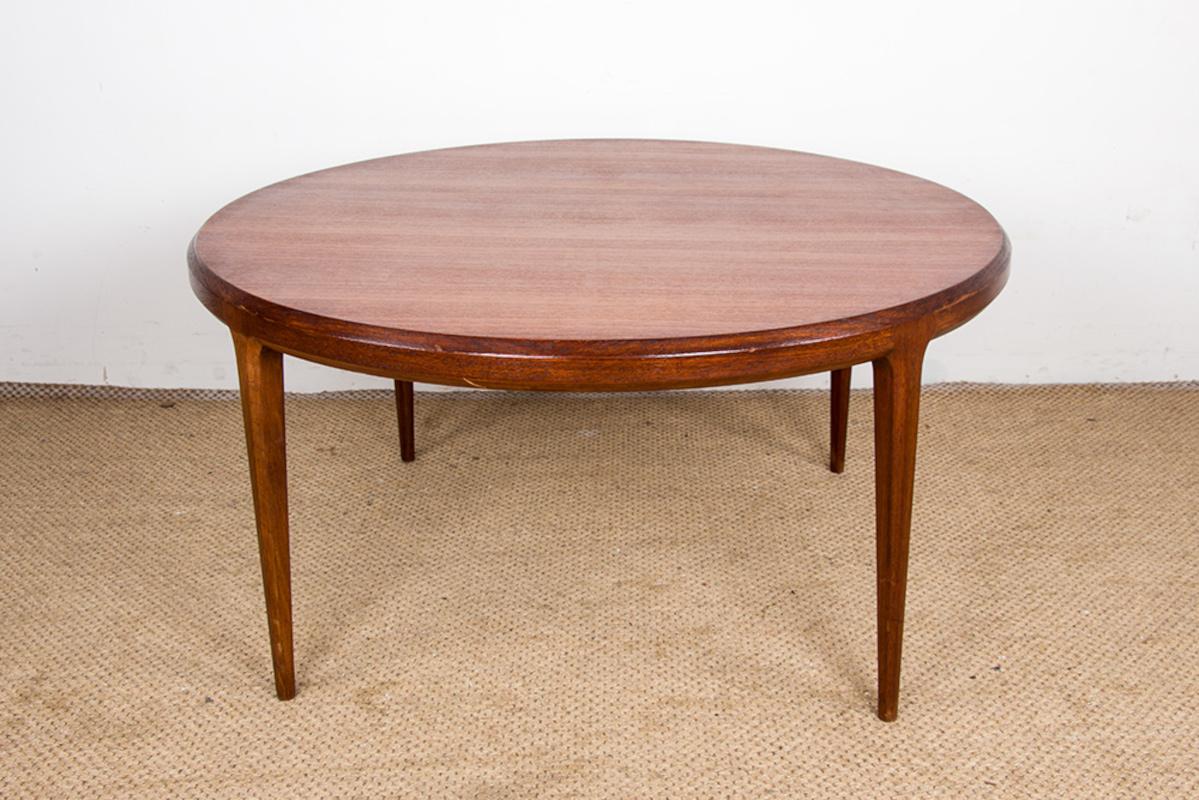 Hervorragender skandinavischer Couchtisch. 
Idealer Tisch für ein großes Wohnzimmer, einfaches und raffiniertes Design, dieser Tisch ist sehr schön gemacht. 
Möbel, die im Design Museum Denmark aufgeführt sind.
