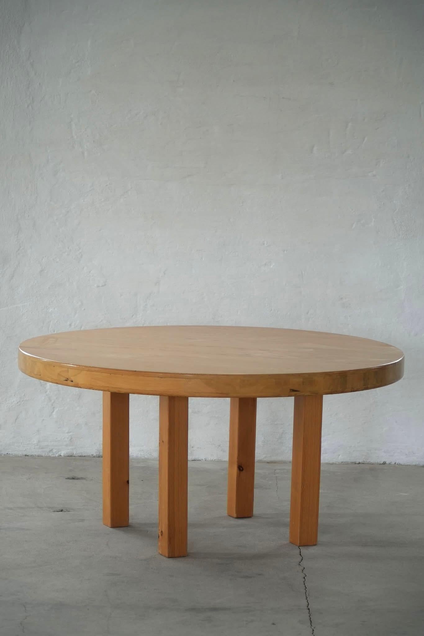 Scandinavo moderno Grande tavolo da pranzo rotondo in pino massiccio, metà del secolo moderno svedese, anni '60 in vendita