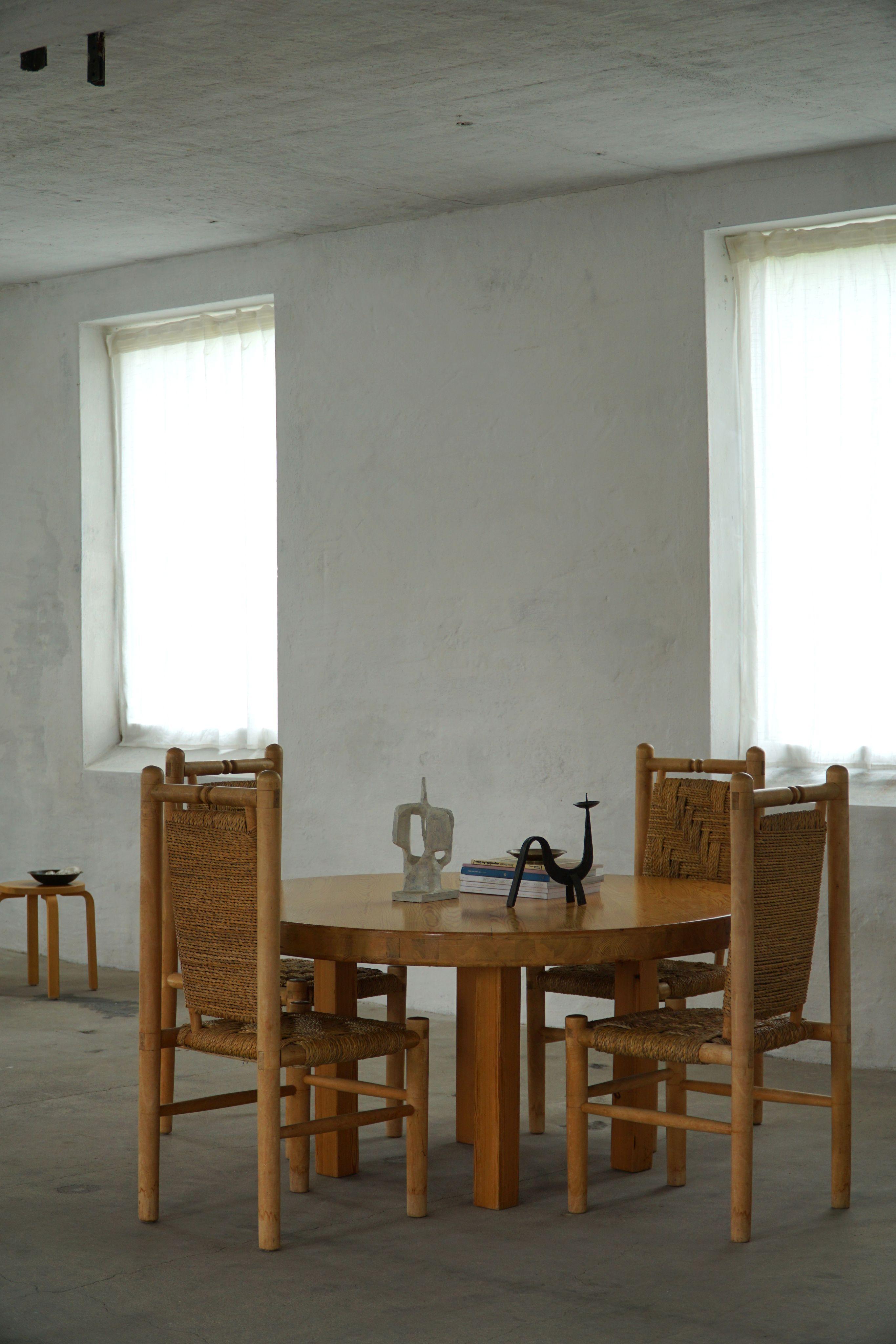 Grande tavolo da pranzo rotondo in pino massiccio, metà del secolo moderno svedese, anni '60 In condizioni buone in vendita a Odense, DK