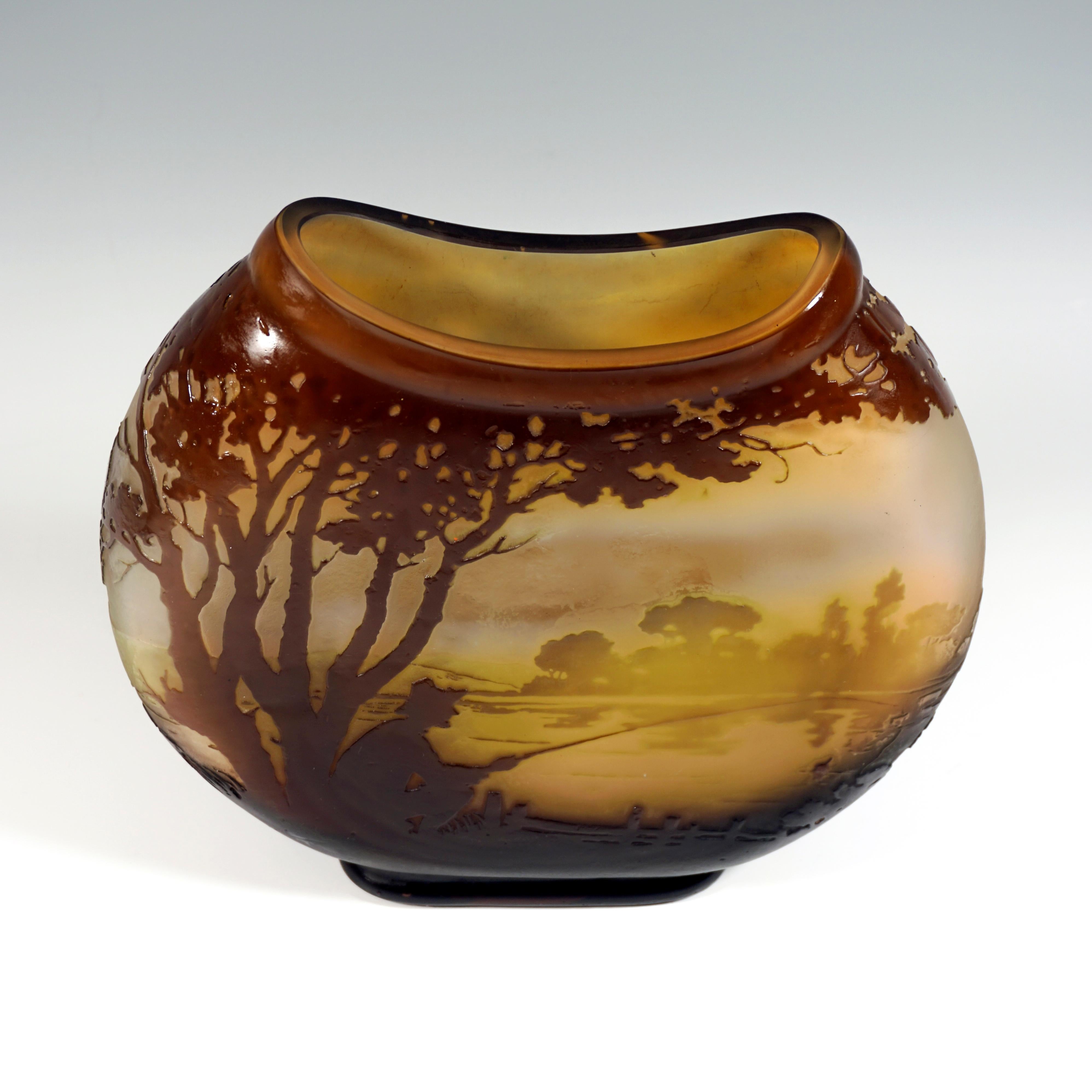 Large Round Émile Gallé Art Nouveau Cameo Vase with Seascape Decor, France 1905 In Good Condition For Sale In Vienna, AT
