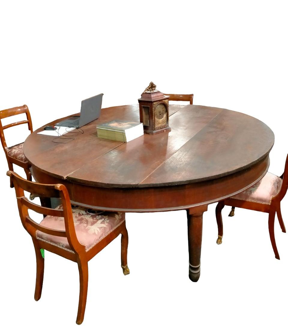 Grande table ronde à rallonge en noyer d'époque Charles X, début du 19ème siècle'.

Une belle table de grande qualité, robuste et pratique (ouverte elle devient 137.8 Inches ) . 
La grande taille donne un caractère fort à la table et permet