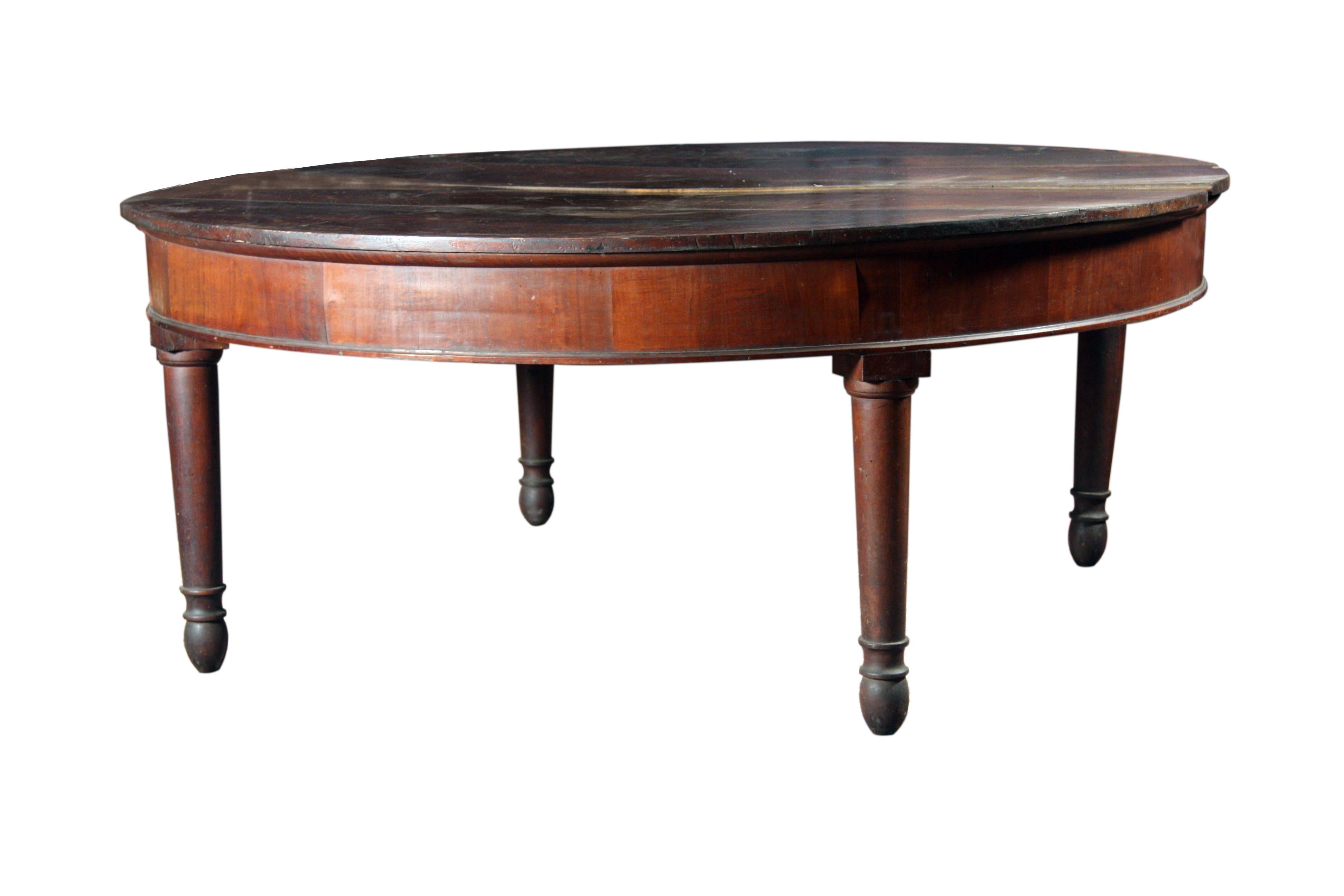 italien Grande table ronde à rallonge en noyer d'époque Charles X , début 19ème siècle' en vente