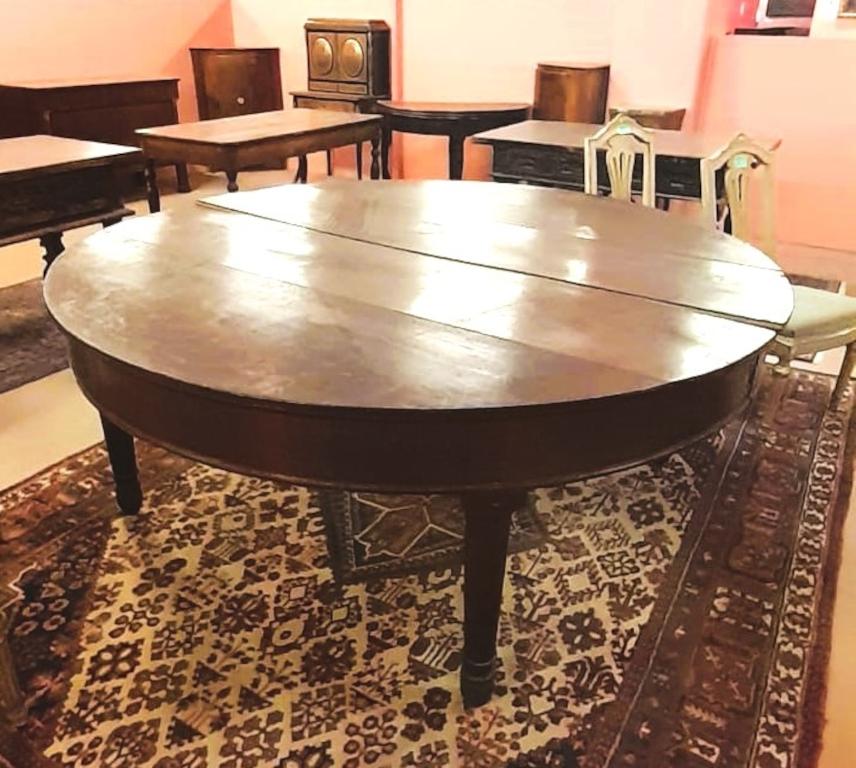 Hand-Carved Large Round Extendable Walnut Table Charles X Period, Early 19th Century' For Sale
