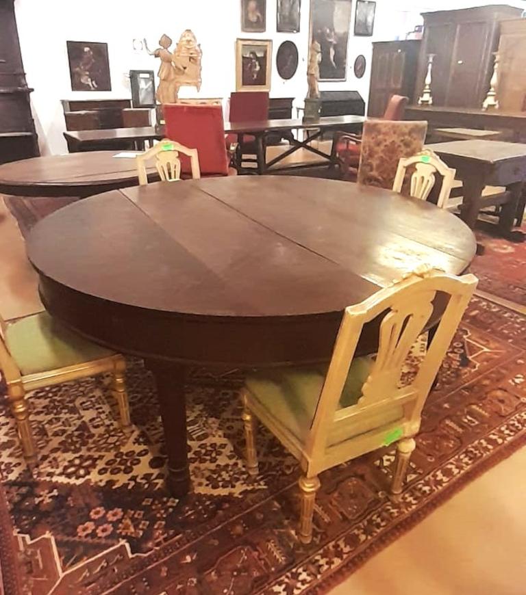 Large Round Extendable Walnut Table Charles X Period, Early 19th Century' In Good Condition For Sale In Cesena, FC