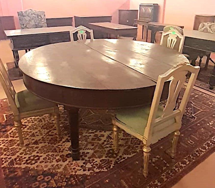 Noyer Grande table ronde à rallonge en noyer d'époque Charles X , début 19ème siècle' en vente