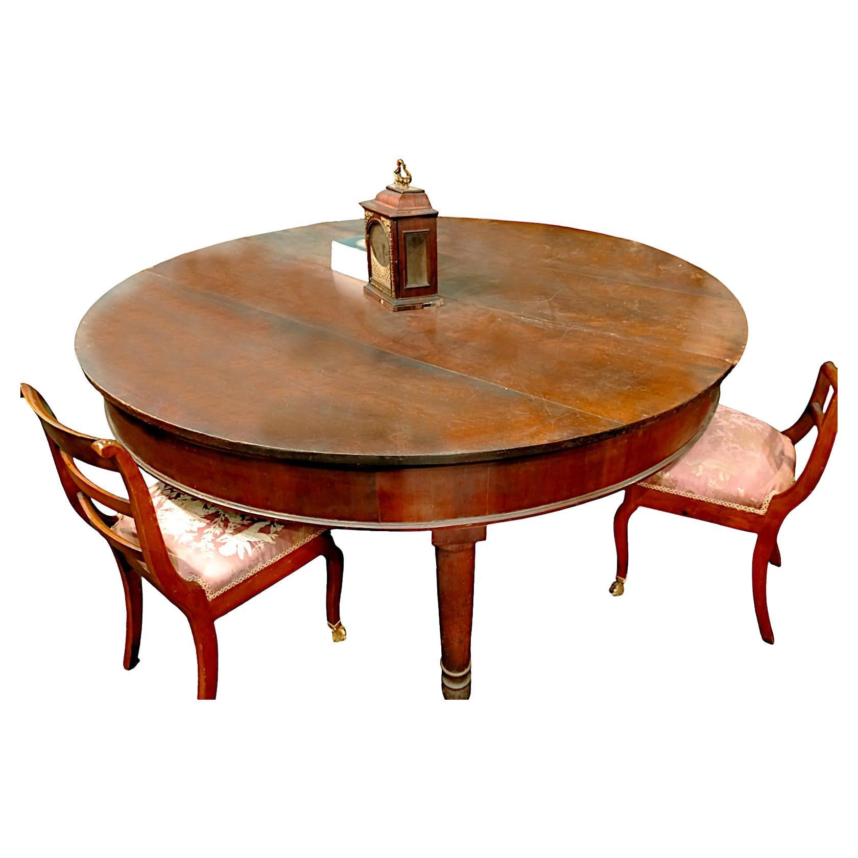 Grande table ronde à rallonge en noyer d'époque Charles X , début 19ème siècle'