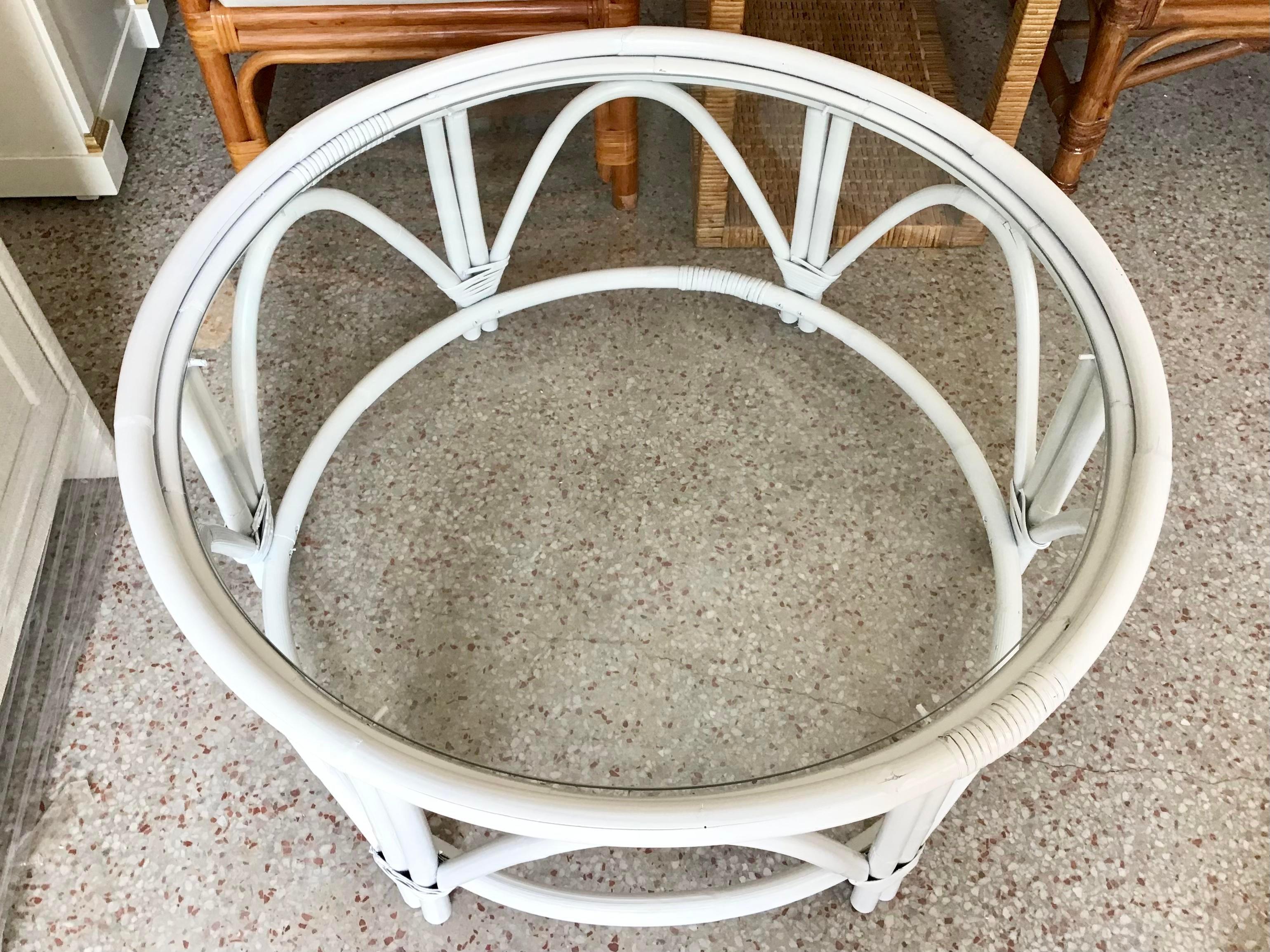 Large Round Ficks Reed White Rattan Coffee Table In Good Condition In Los Angeles, CA