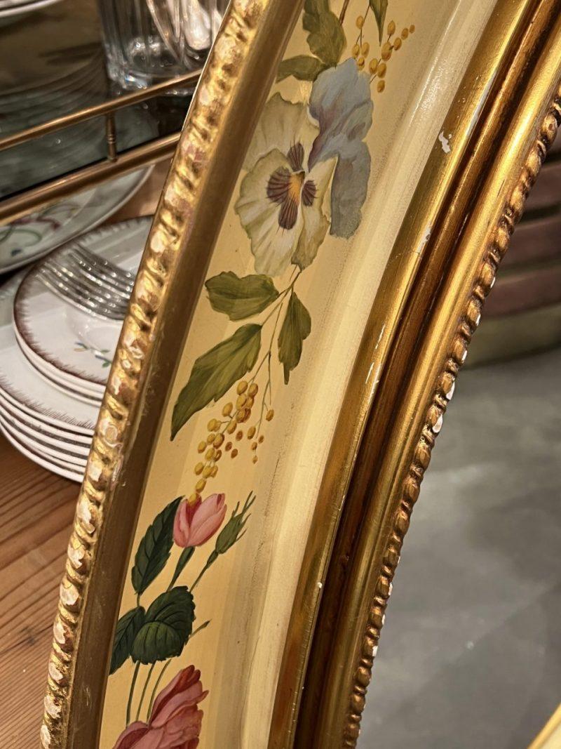 Großer runder floraler und vergoldeter italienischer Spiegel aus der Mitte des Jahrhunderts (Handbemalt) im Angebot