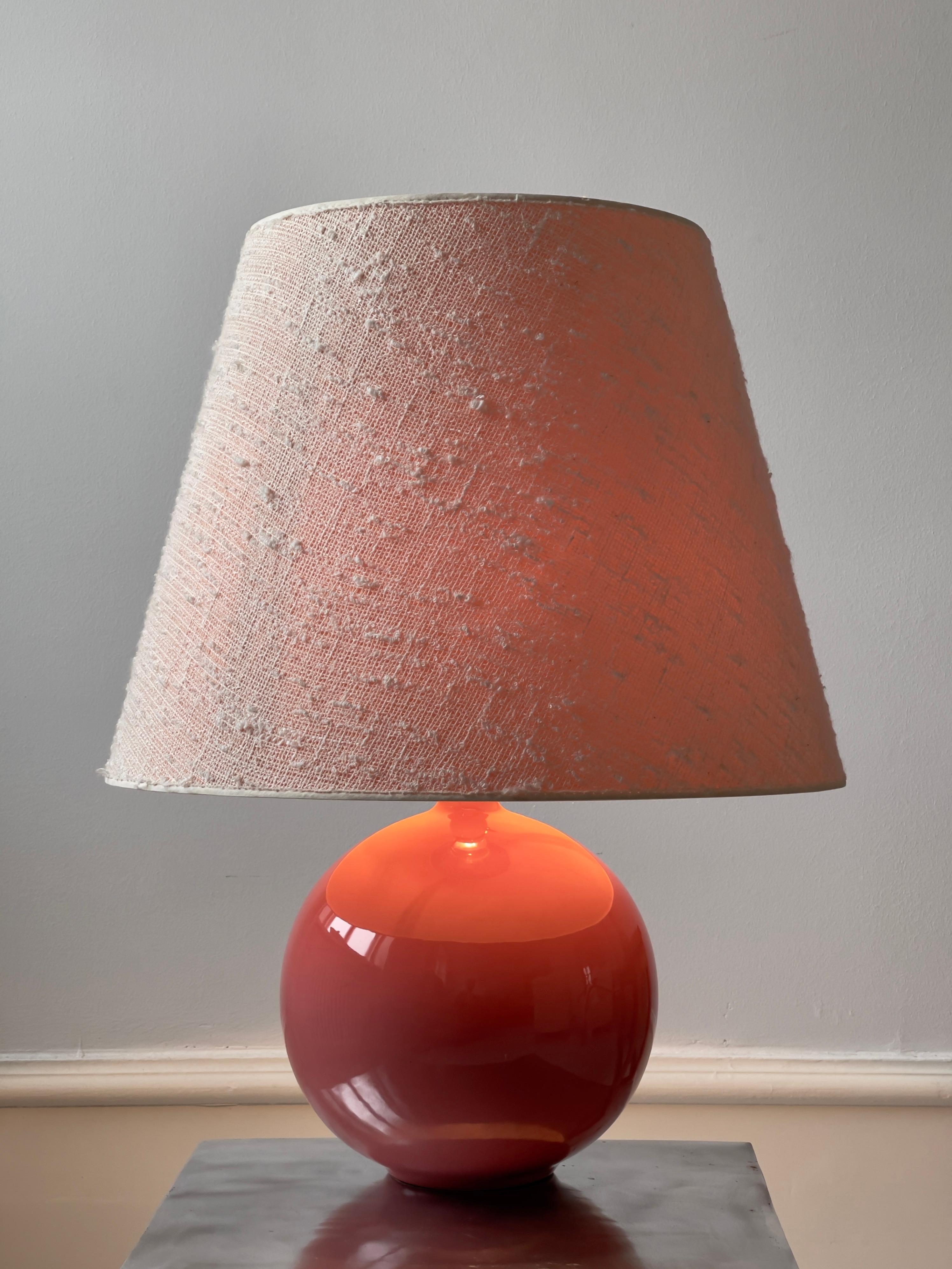 Vernissé Grande lampe de bureau ronde en céramique française émaillée rouge rose en vente