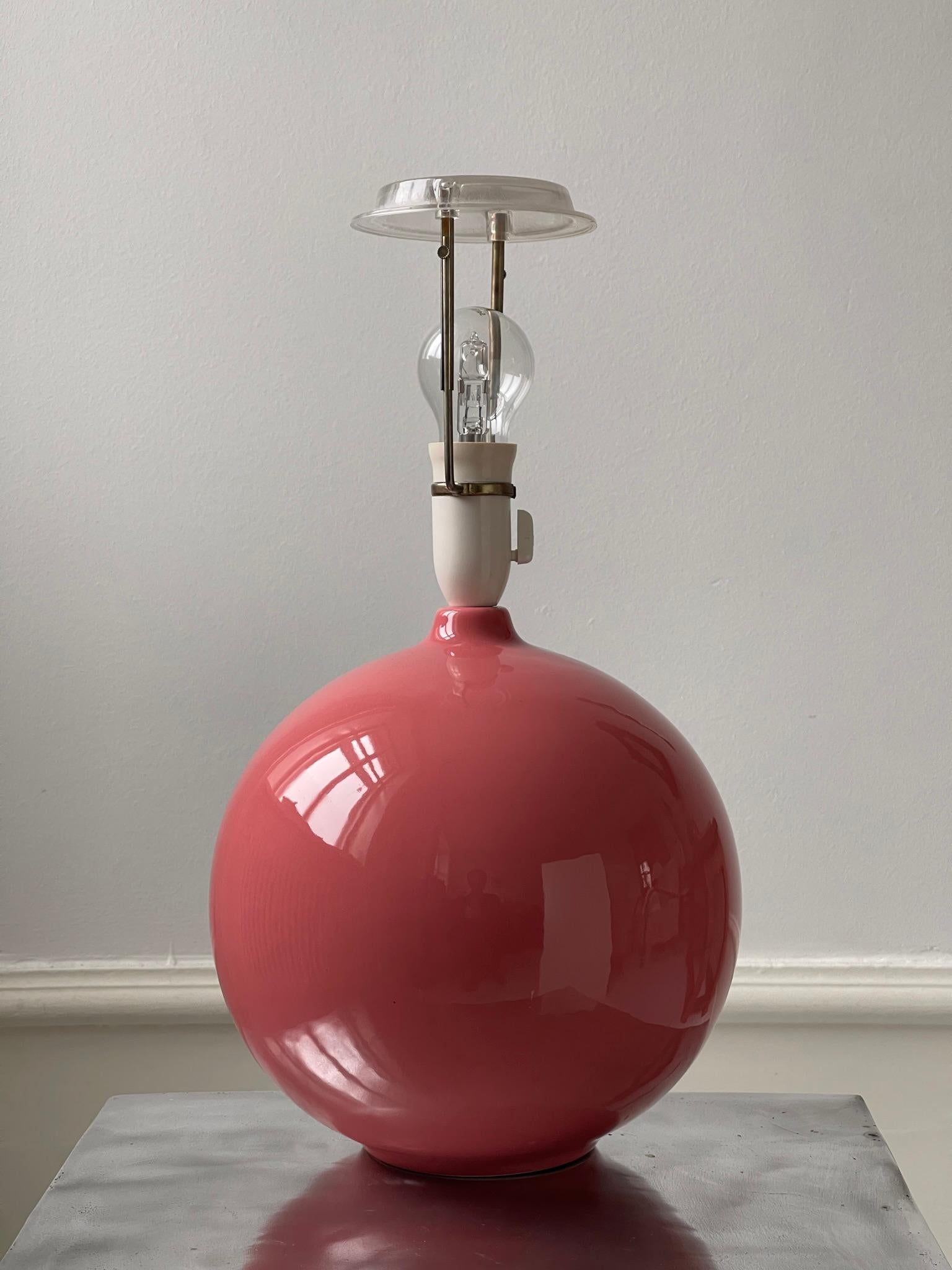 Milieu du XXe siècle Grande lampe de bureau ronde en céramique française émaillée rouge rose en vente