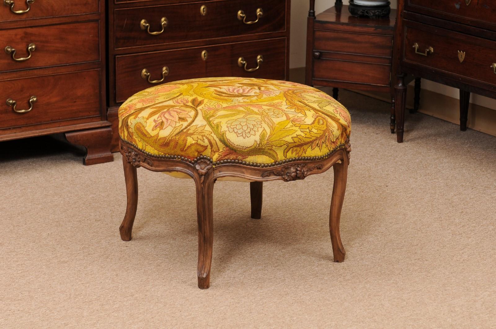 Early 20th Century Large Round French Louis XV Walnut Bench with Yellow Needlepoint, ca. 1920 For Sale