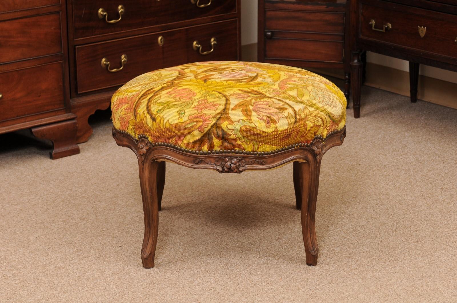 Large Round French Louis XV Walnut Bench with Yellow Needlepoint, ca. 1920 For Sale 3