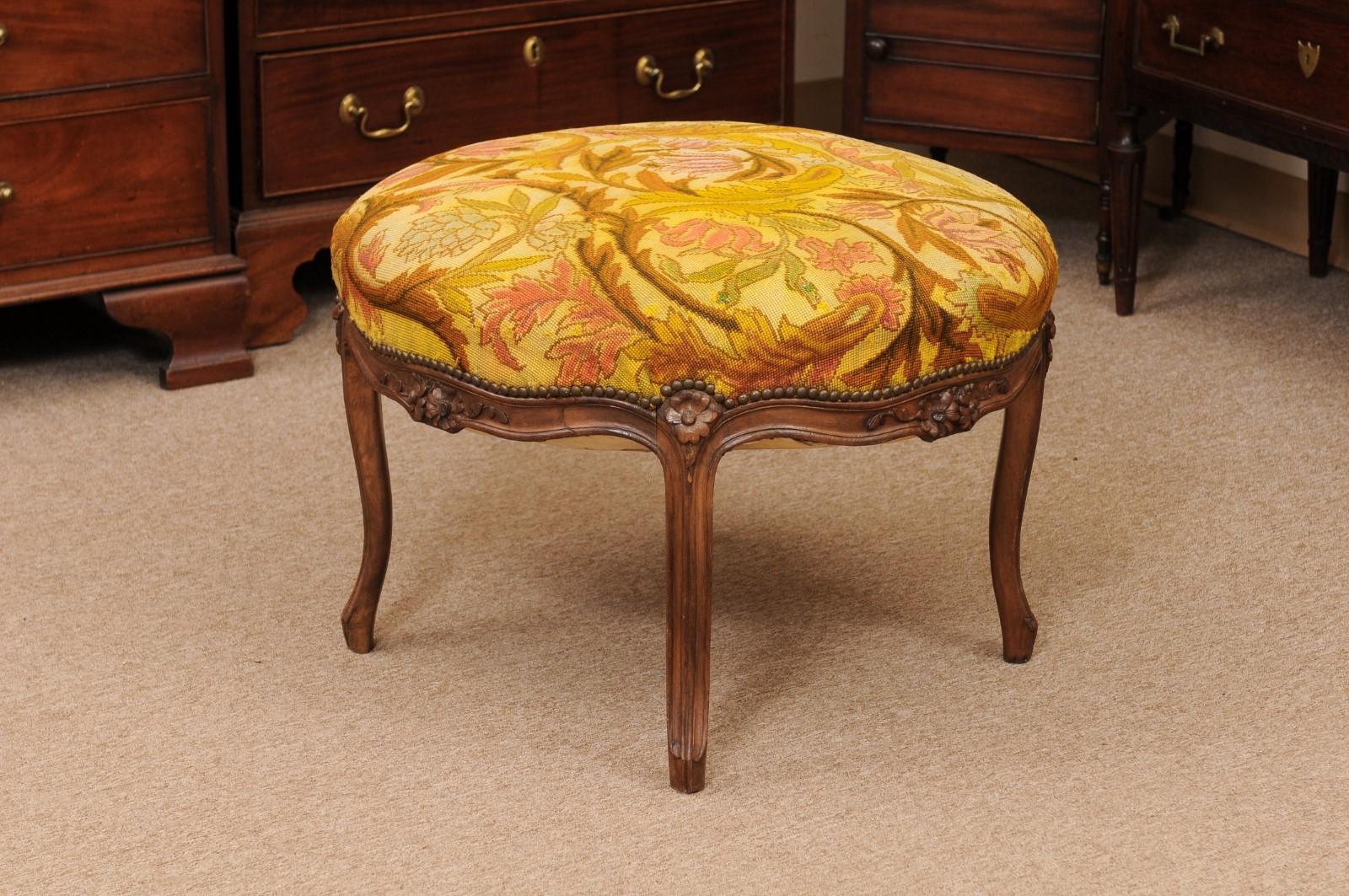 Large Round French Louis XV Walnut Bench with Yellow Needlepoint, ca. 1920 For Sale 4