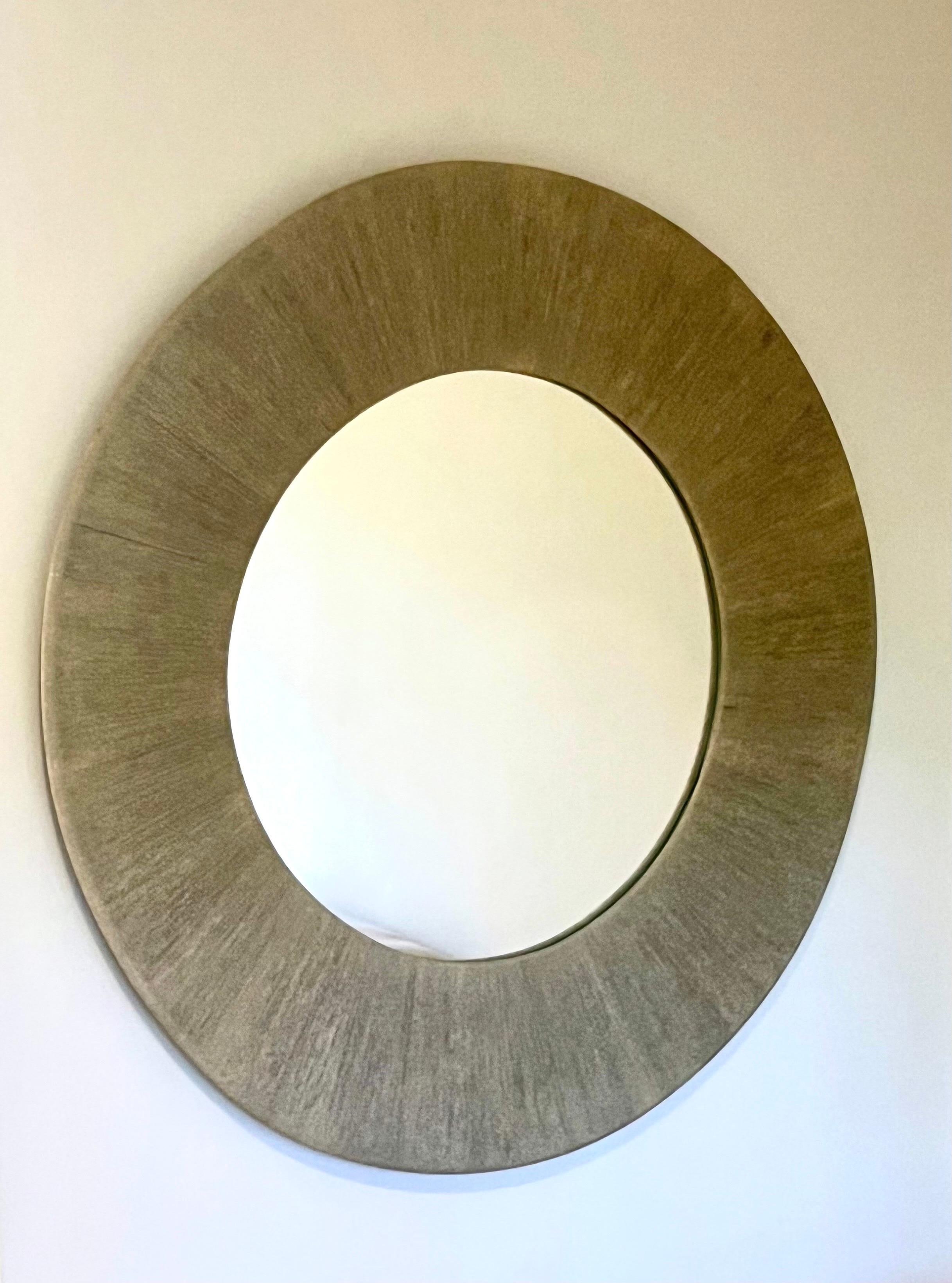 Eleganter großer, runder französischer Handwerker-Spiegel im Stil von Adrien Audoux und Frida Minet. Der Spiegel besteht aus einer runden zentralen Spiegelplatte, die von Strahlen aus handgeflochtener und gewickelter Kordel oder Seil umgeben ist,