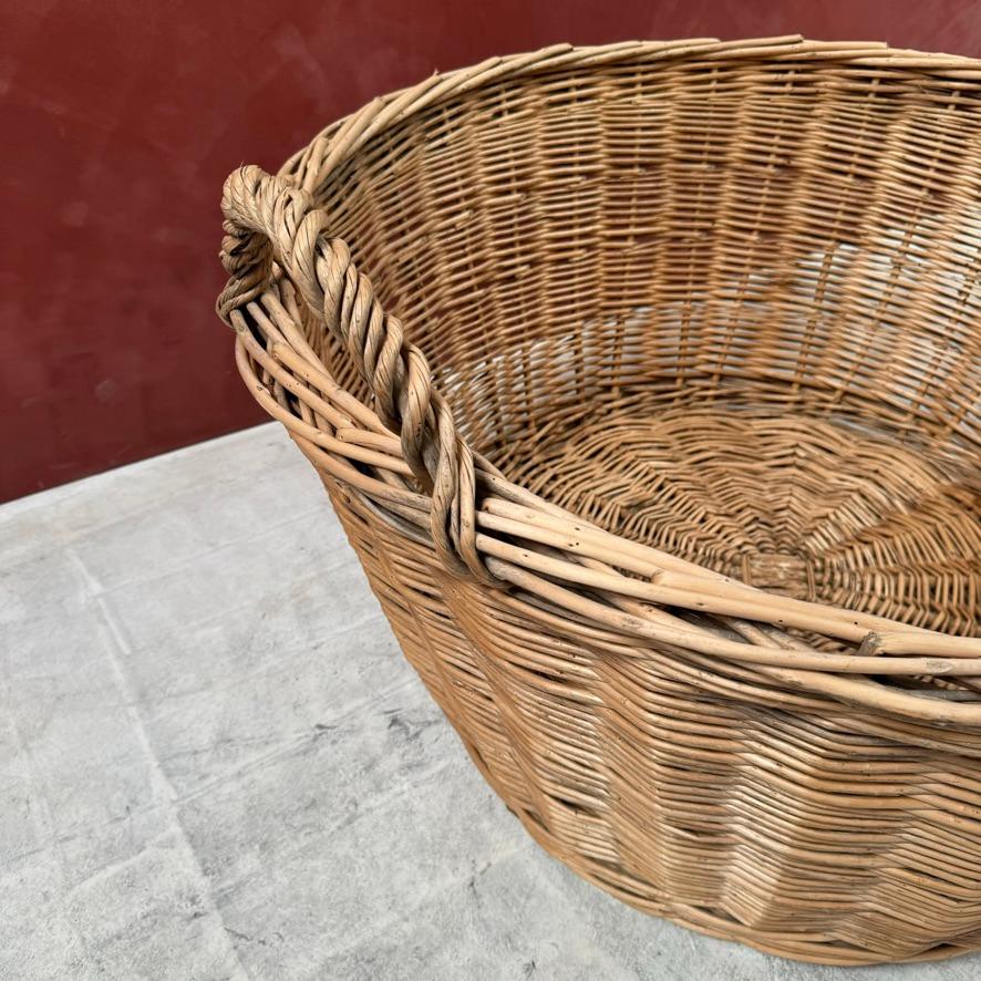 Grande cesto rotondo in vimini francese del XX secolo.

Buone condizioni, circa 1930.