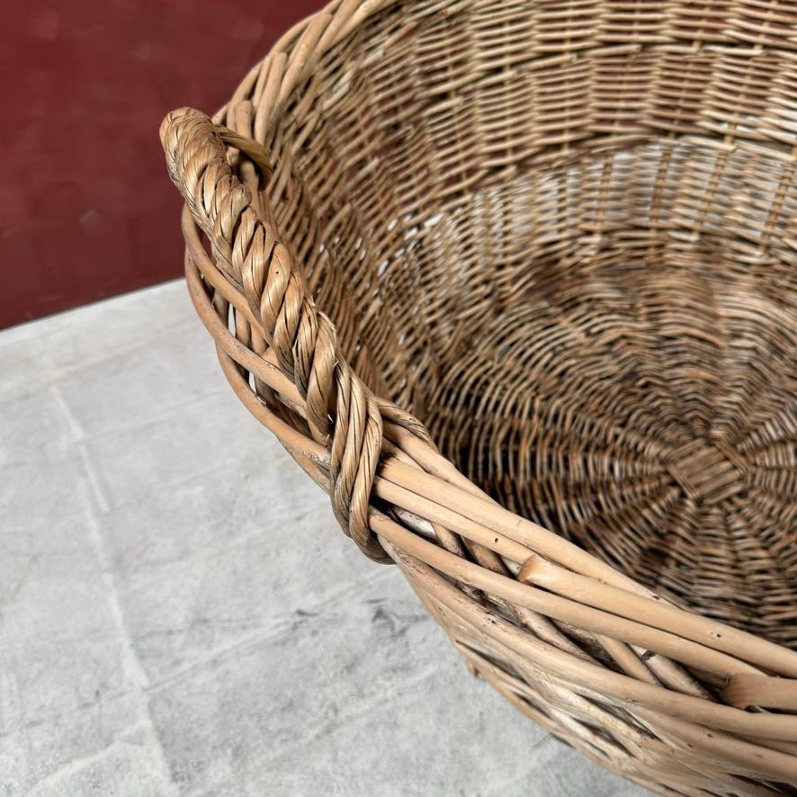 XX secolo Cesto rotondo grande in vimini francese in vendita
