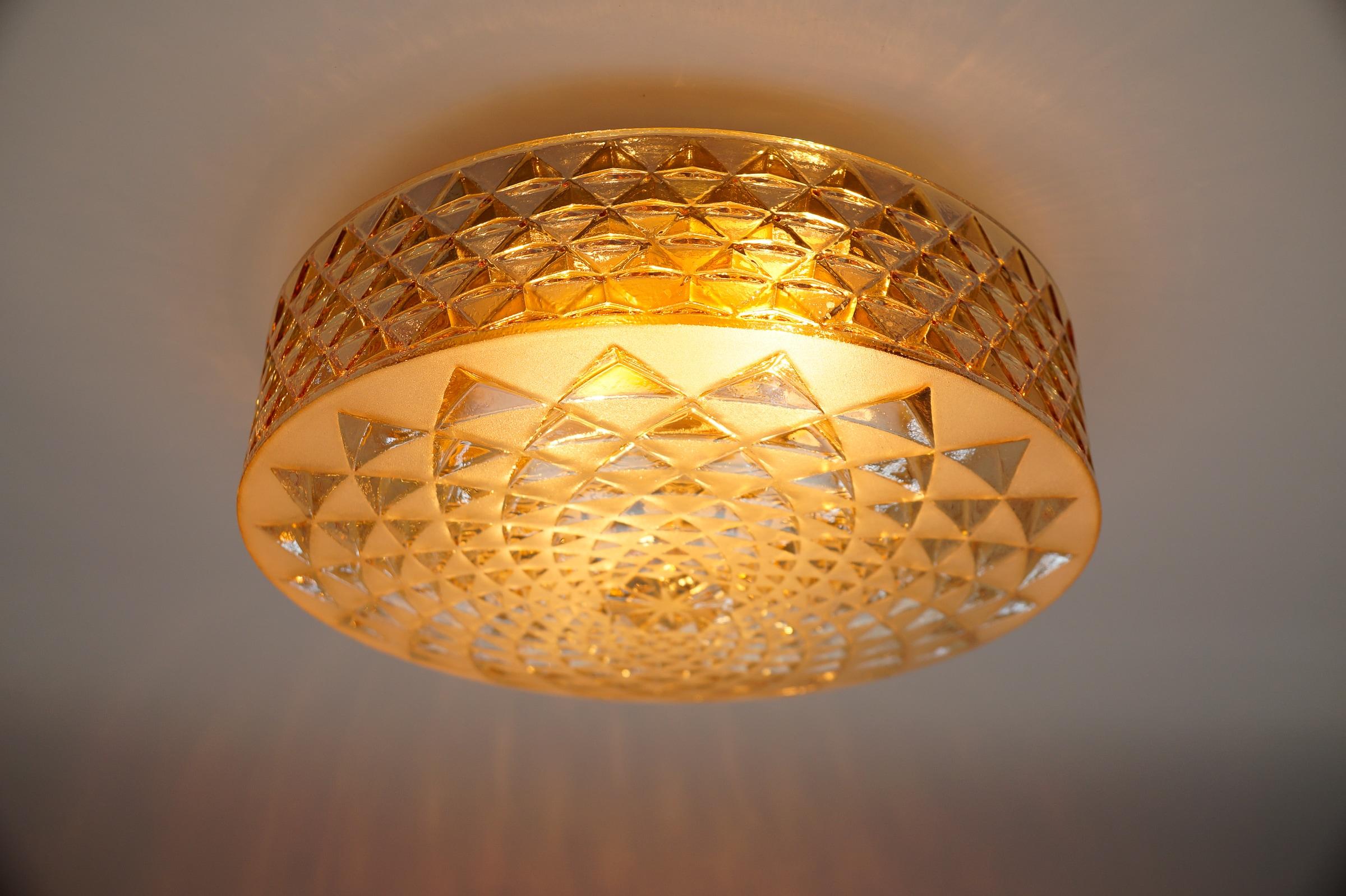 Gran aplique o lámpara de pared geométrica redonda de cristal ámbar satinado, años 60 en venta 3
