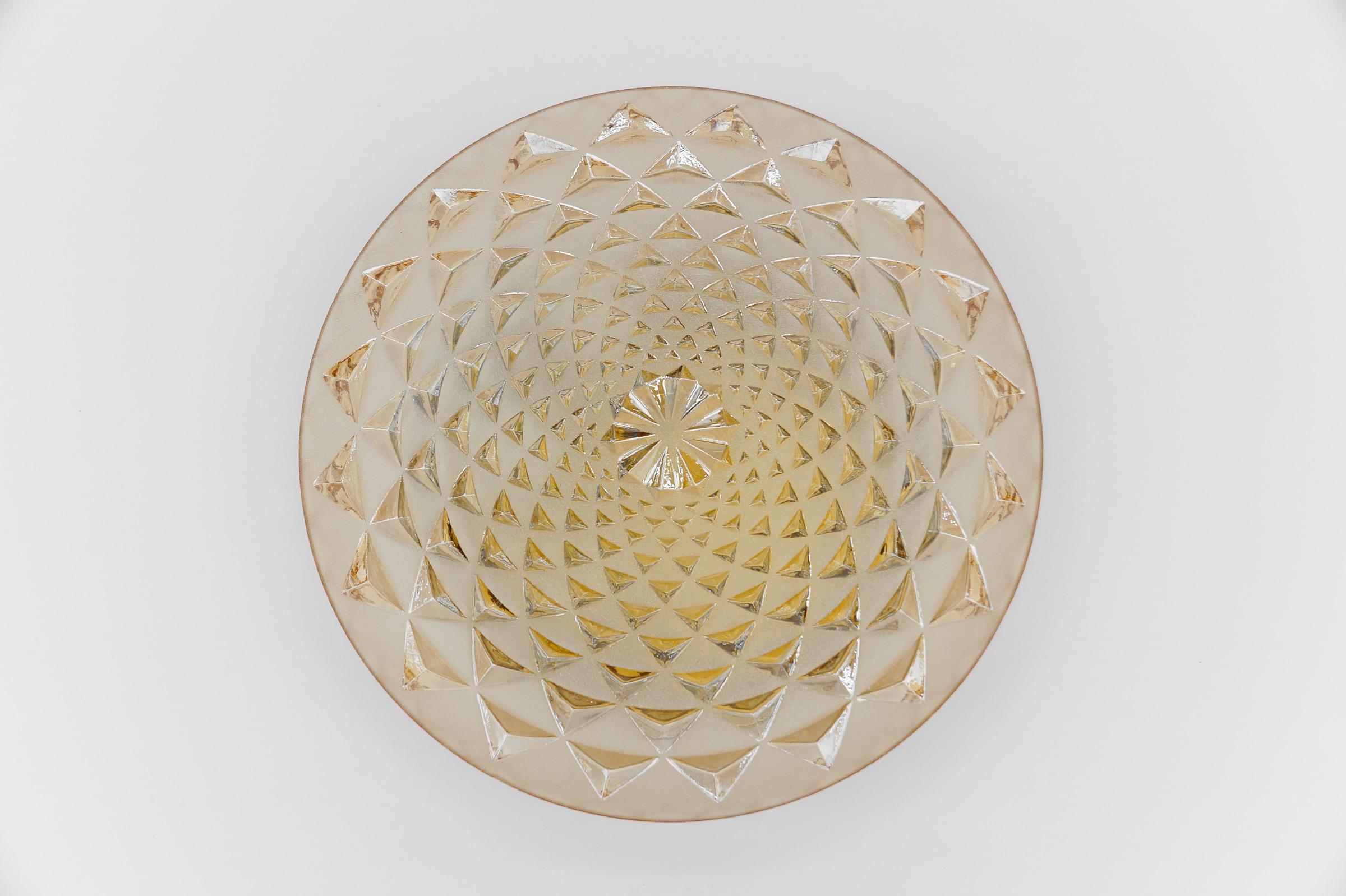 Gran aplique o lámpara de pared geométrica redonda de cristal ámbar satinado, años 60 en venta 5