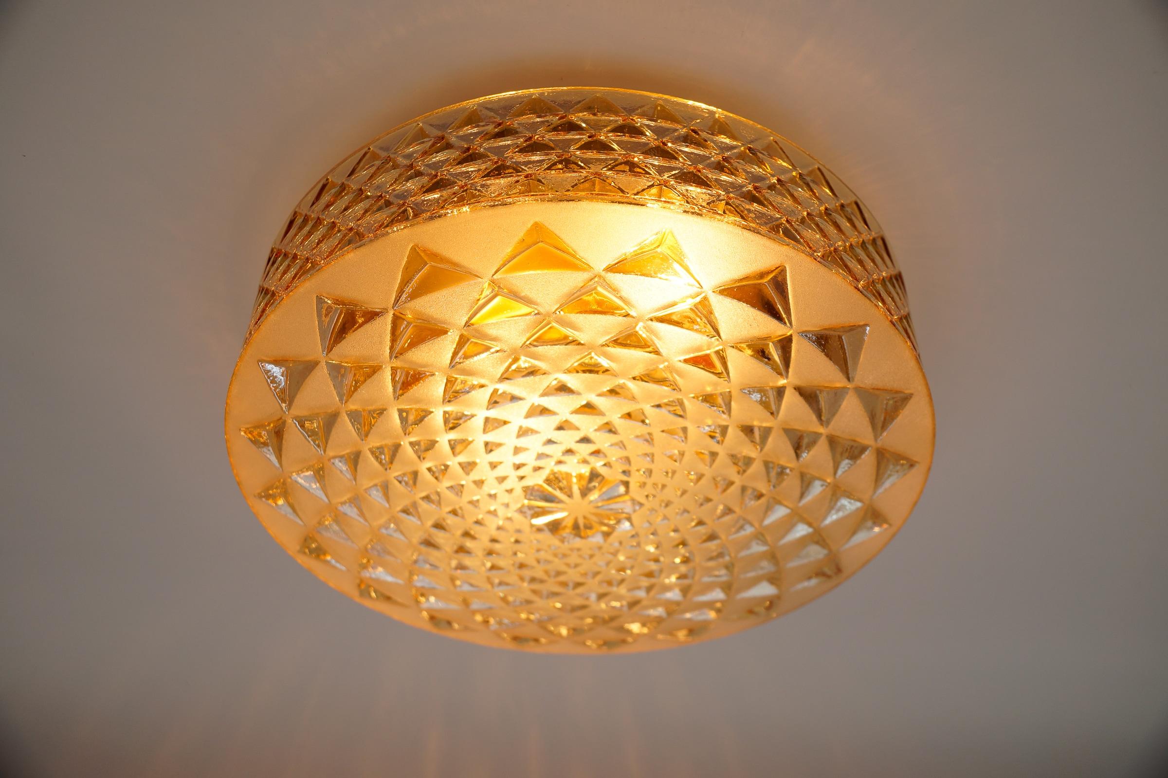 Gran aplique o lámpara de pared geométrica redonda de cristal ámbar satinado, años 60 Alemán en venta