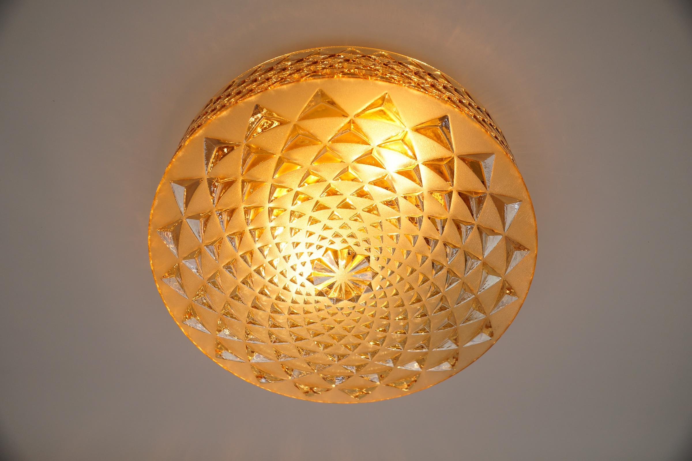 Gran aplique o lámpara de pared geométrica redonda de cristal ámbar satinado, años 60 en Bueno estado para la venta en Nürnberg, Bayern