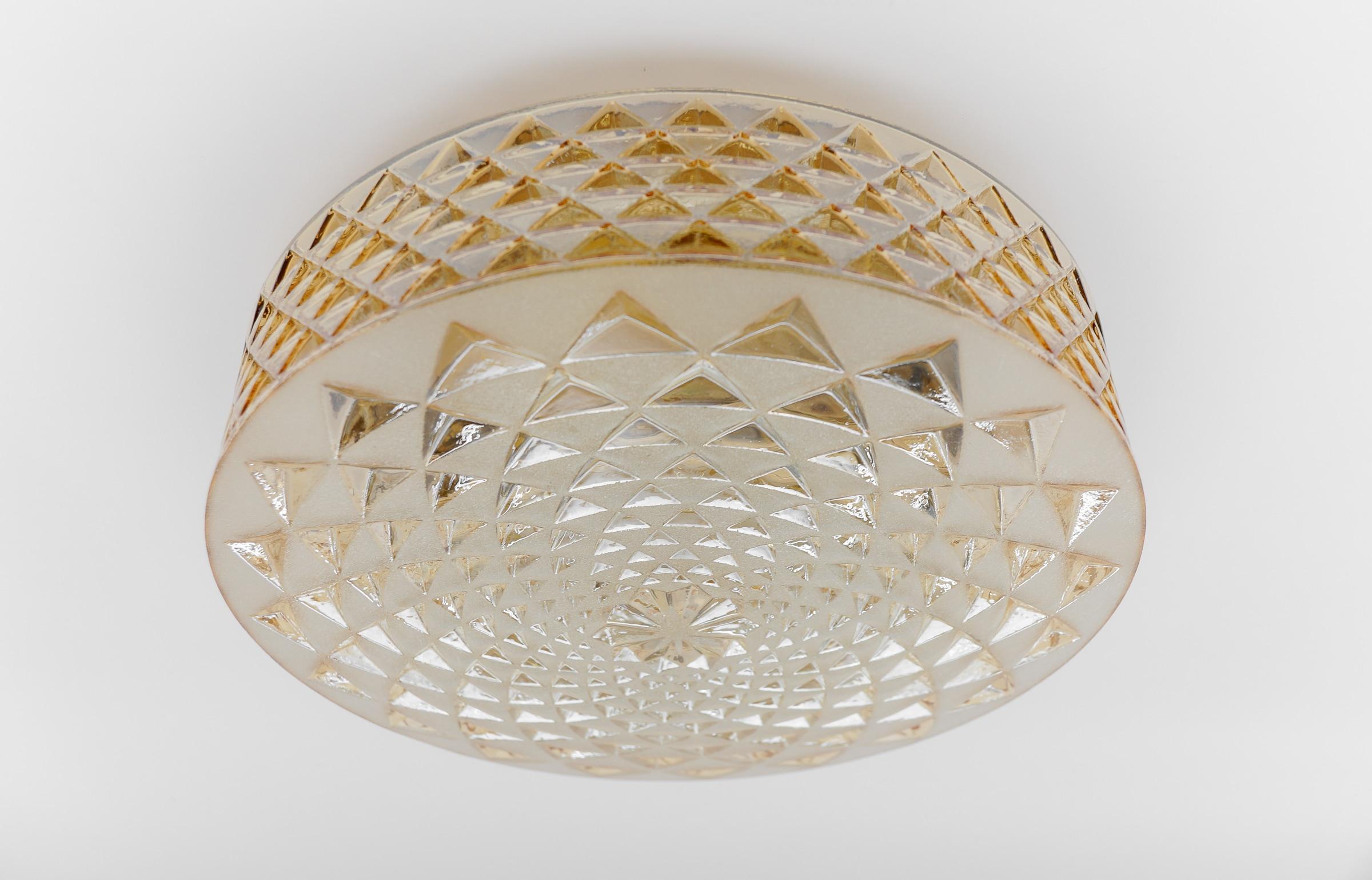 Gran aplique o lámpara de pared geométrica redonda de cristal ámbar satinado, años 60 mediados del siglo XX en venta