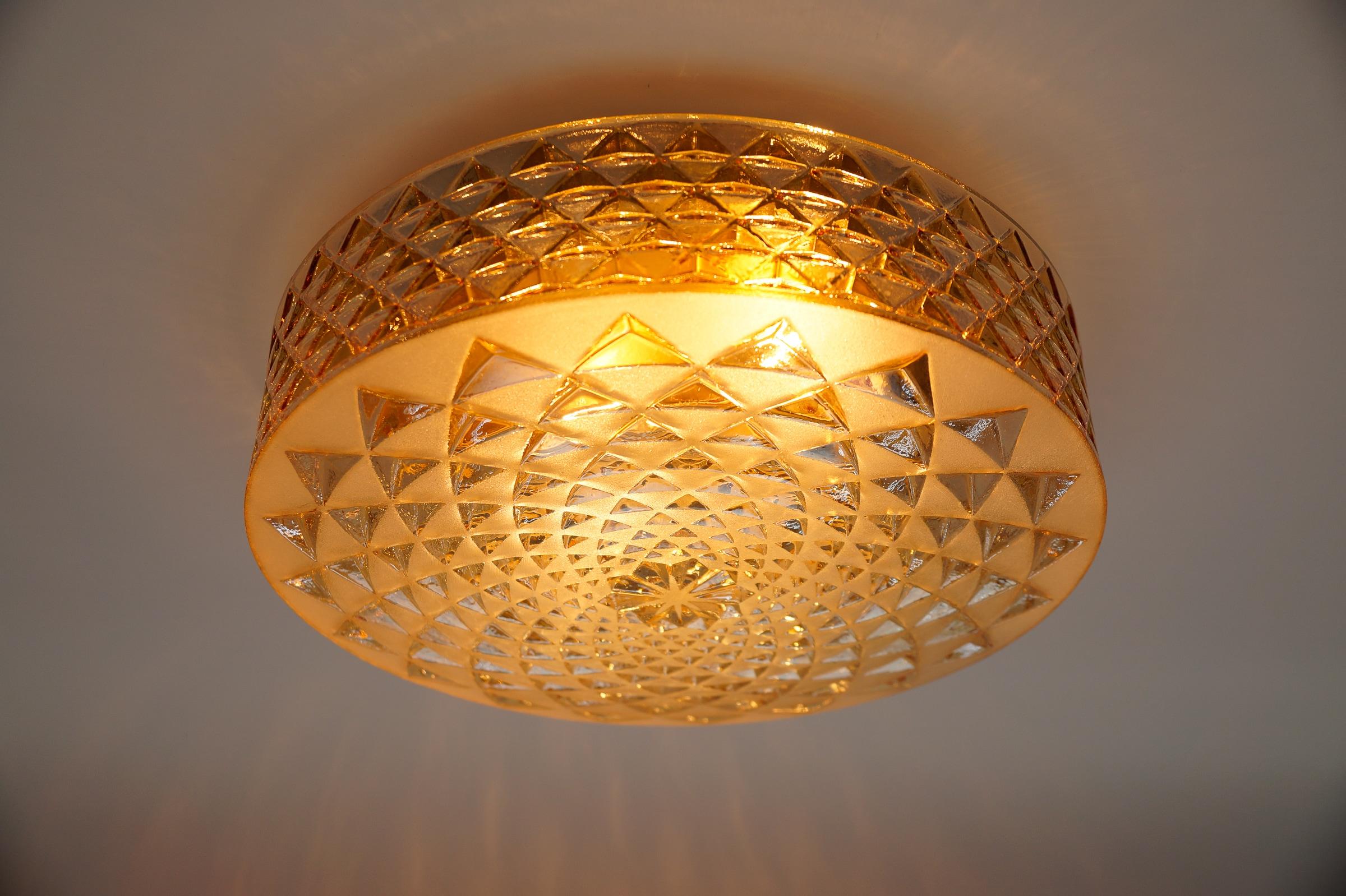 Gran aplique o lámpara de pared geométrica redonda de cristal ámbar satinado, años 60 Metal en venta