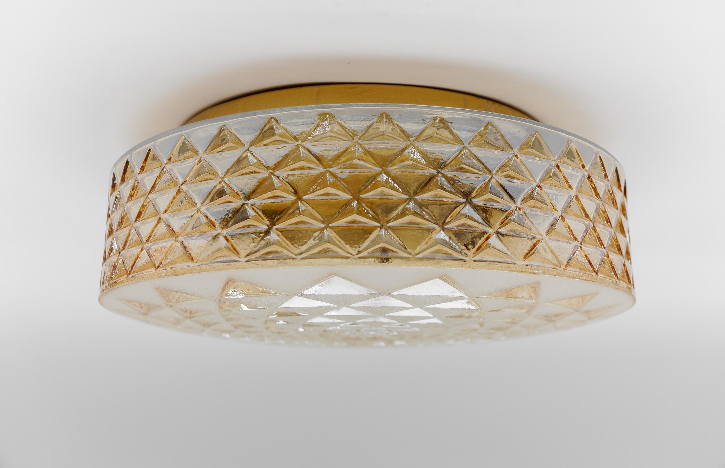 Gran aplique o lámpara de pared geométrica redonda de cristal ámbar satinado, años 60 en venta 1
