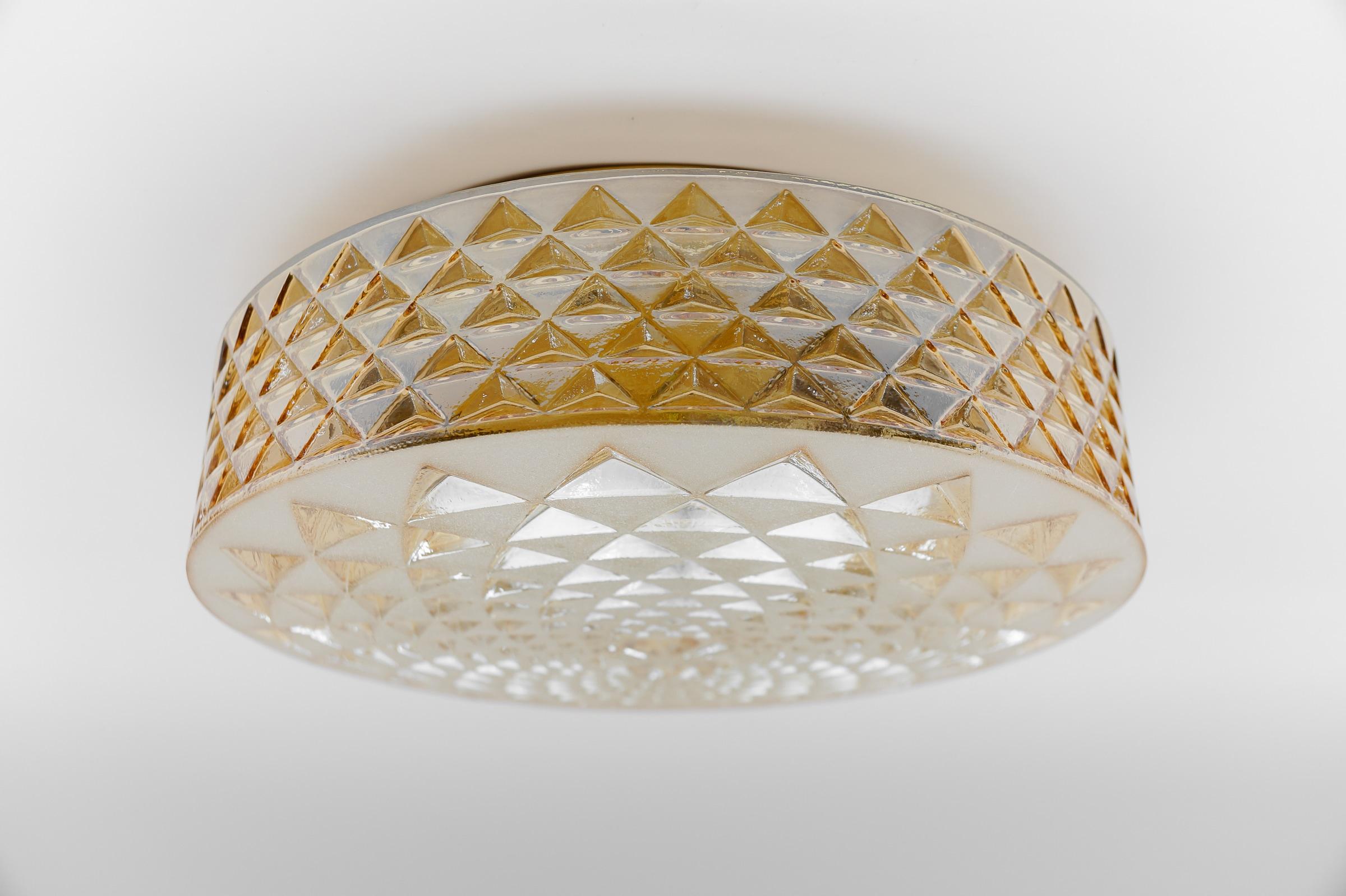Gran aplique o lámpara de pared geométrica redonda de cristal ámbar satinado, años 60 en venta 2