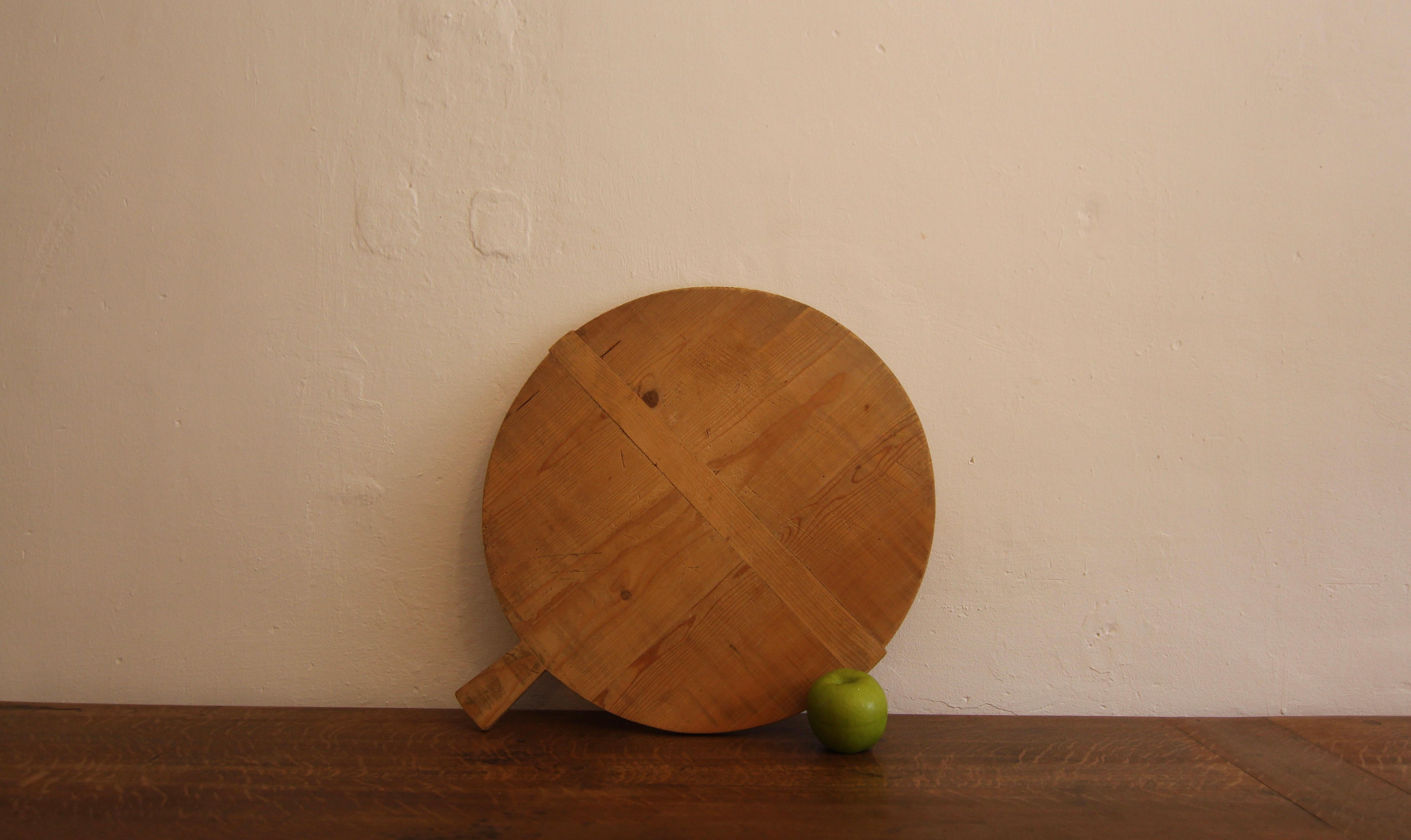 Large Round German Wooden Cutting or Serving Board In Good Condition For Sale In Dusseldorf, DE