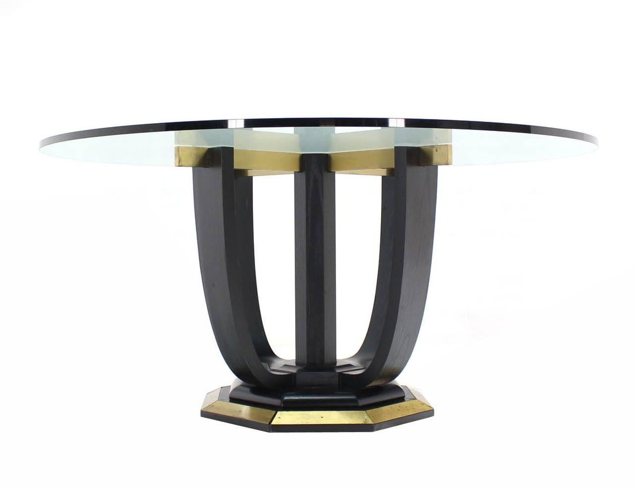Laqué Grande table de salle à manger ronde figurative en laque noire et bois courbé avec base en laiton en vente