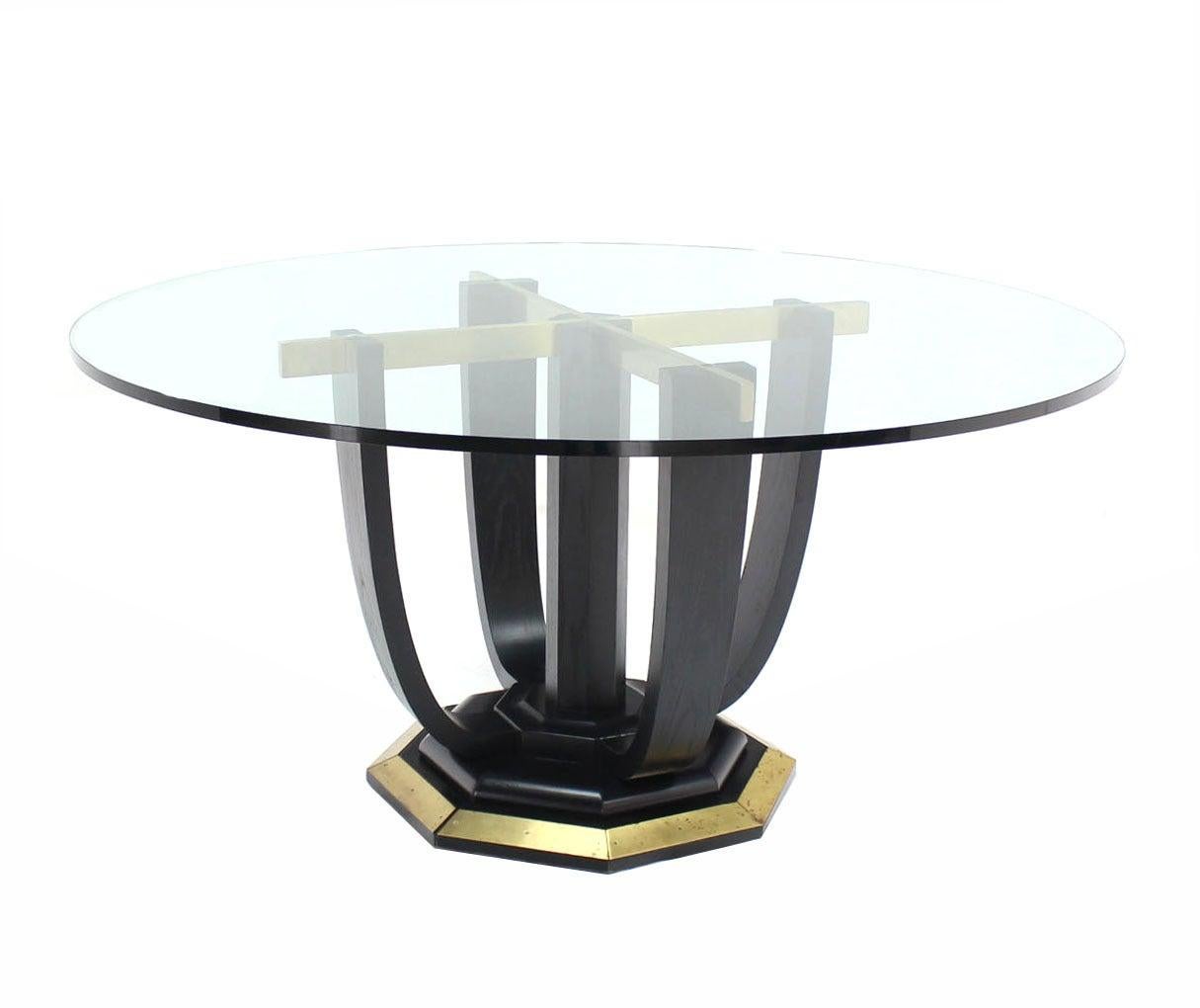 20ième siècle Grande table de salle à manger ronde figurative en laque noire et bois courbé avec base en laiton en vente