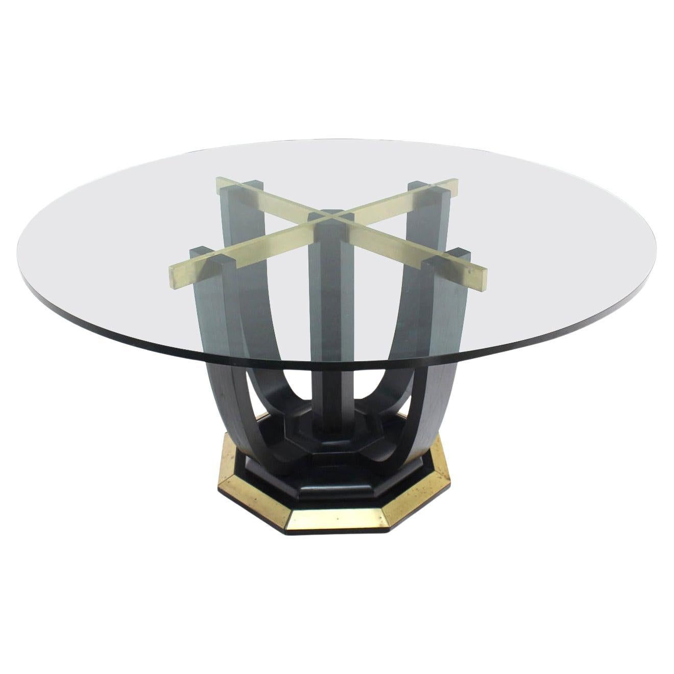 Grande table de salle à manger ronde figurative en laque noire et bois courbé avec base en laiton en vente