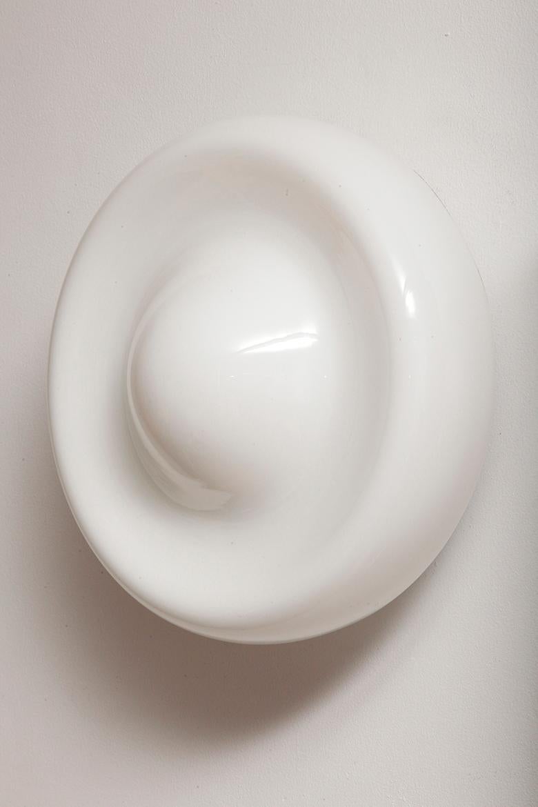 Grande applique ronde en verre blanc laiteux à deux lumières de style Space Age  en vente 3