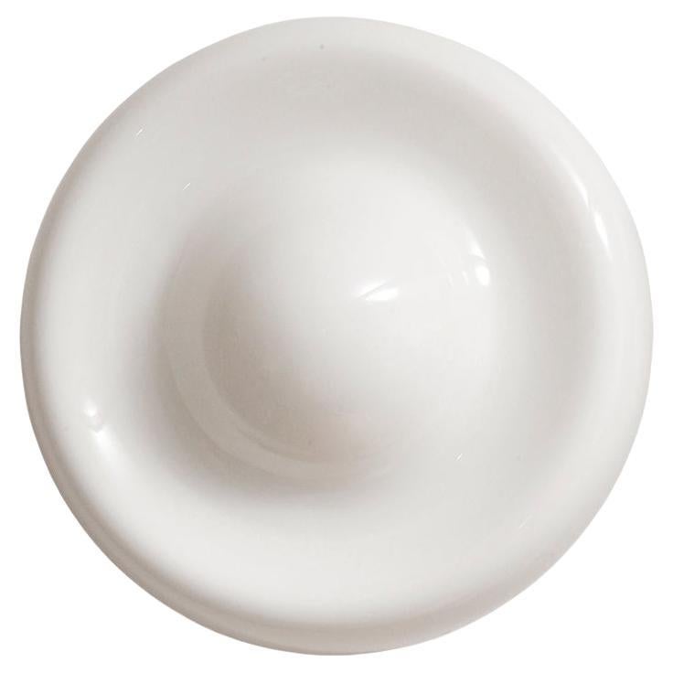 Grande applique ronde en verre blanc laiteux à deux lumières de style Space Age  en vente